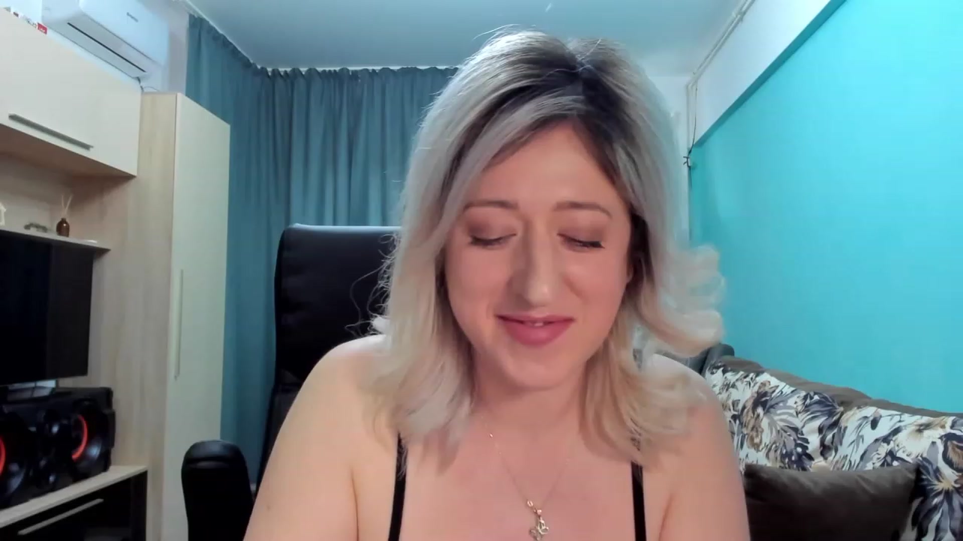 Gallery image thumbnail from SweetDelia_'s myfreecams stream on, 01/17/2024, 12:45 image 7 of 20