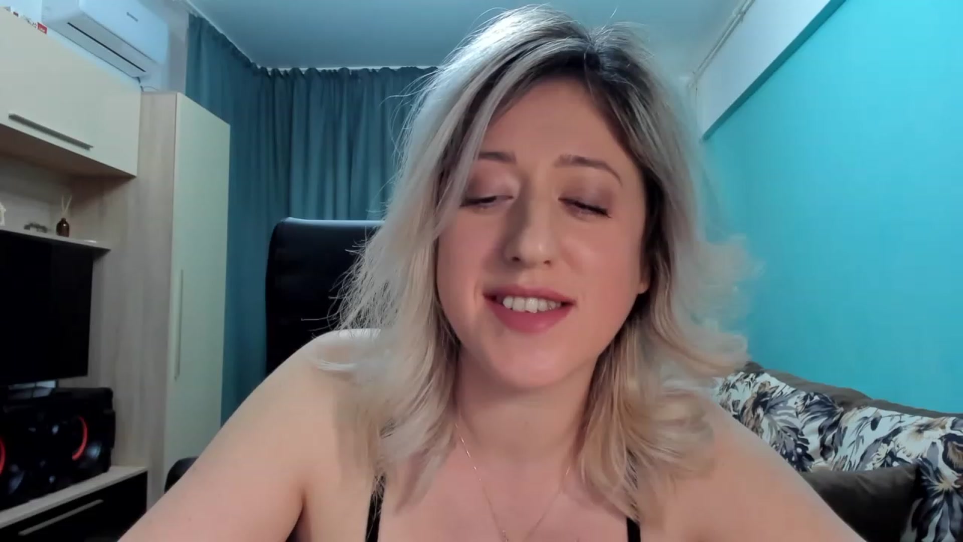 Gallery image thumbnail from SweetDelia_'s myfreecams stream on, 01/17/2024, 12:45 image 14 of 20