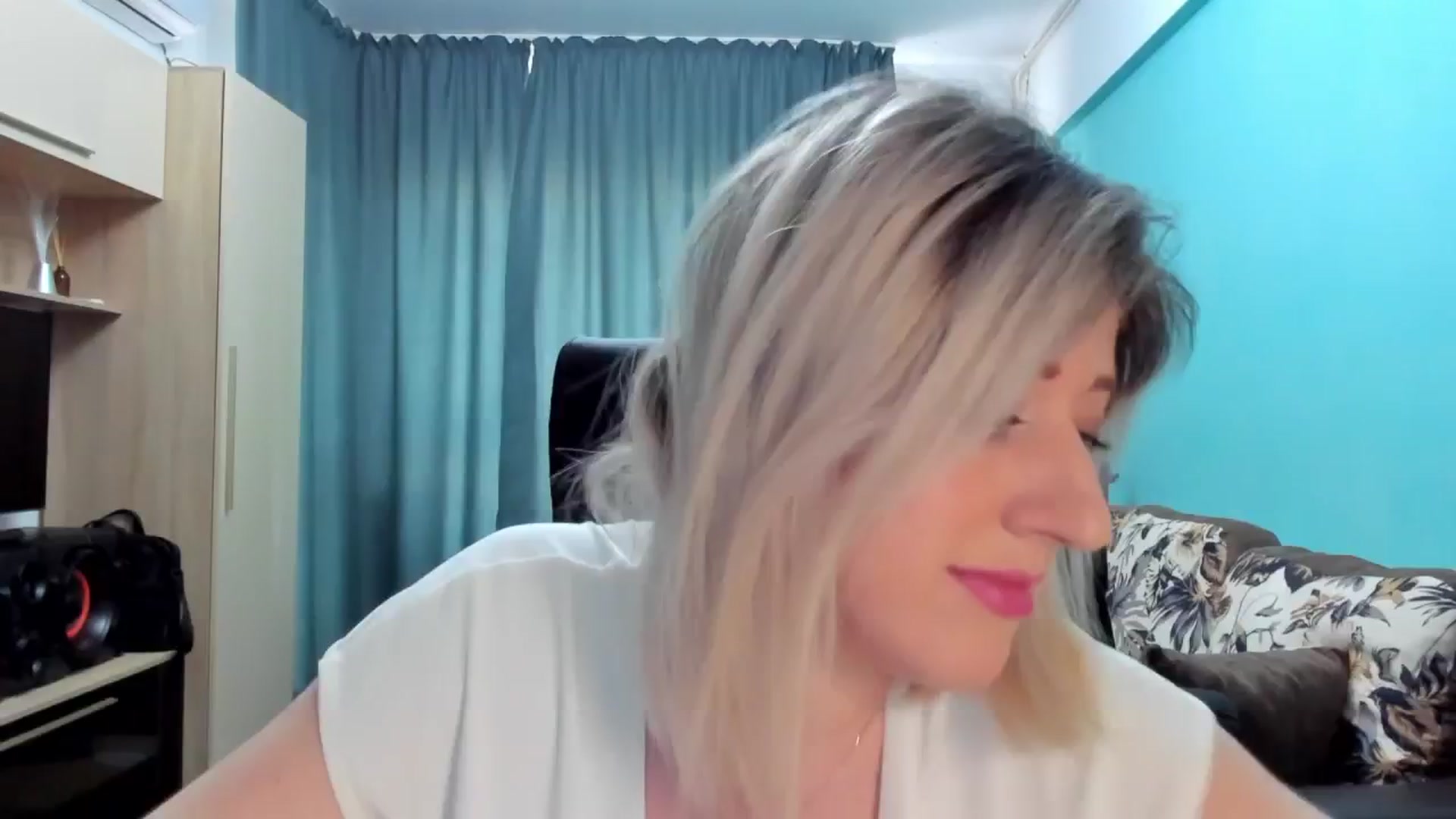 Gallery image thumbnail from SweetDelia_'s myfreecams stream on, 03/20/2024, 13:25 image 1 of 20