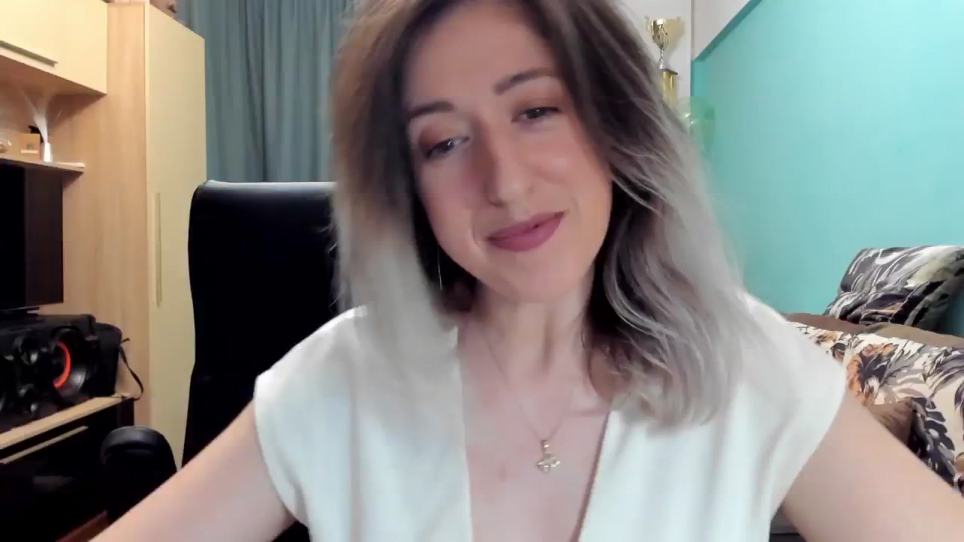 Gallery image thumbnail from SweetDelia_'s myfreecams stream on, 10/17/2024, 23:30 image 16 of 20