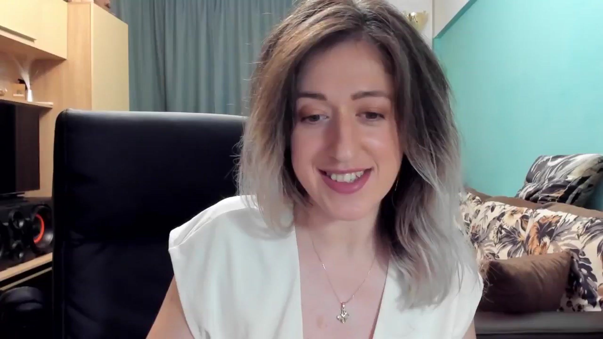 Gallery image thumbnail from SweetDelia_'s myfreecams stream on, 10/17/2024, 23:30 image 17 of 20