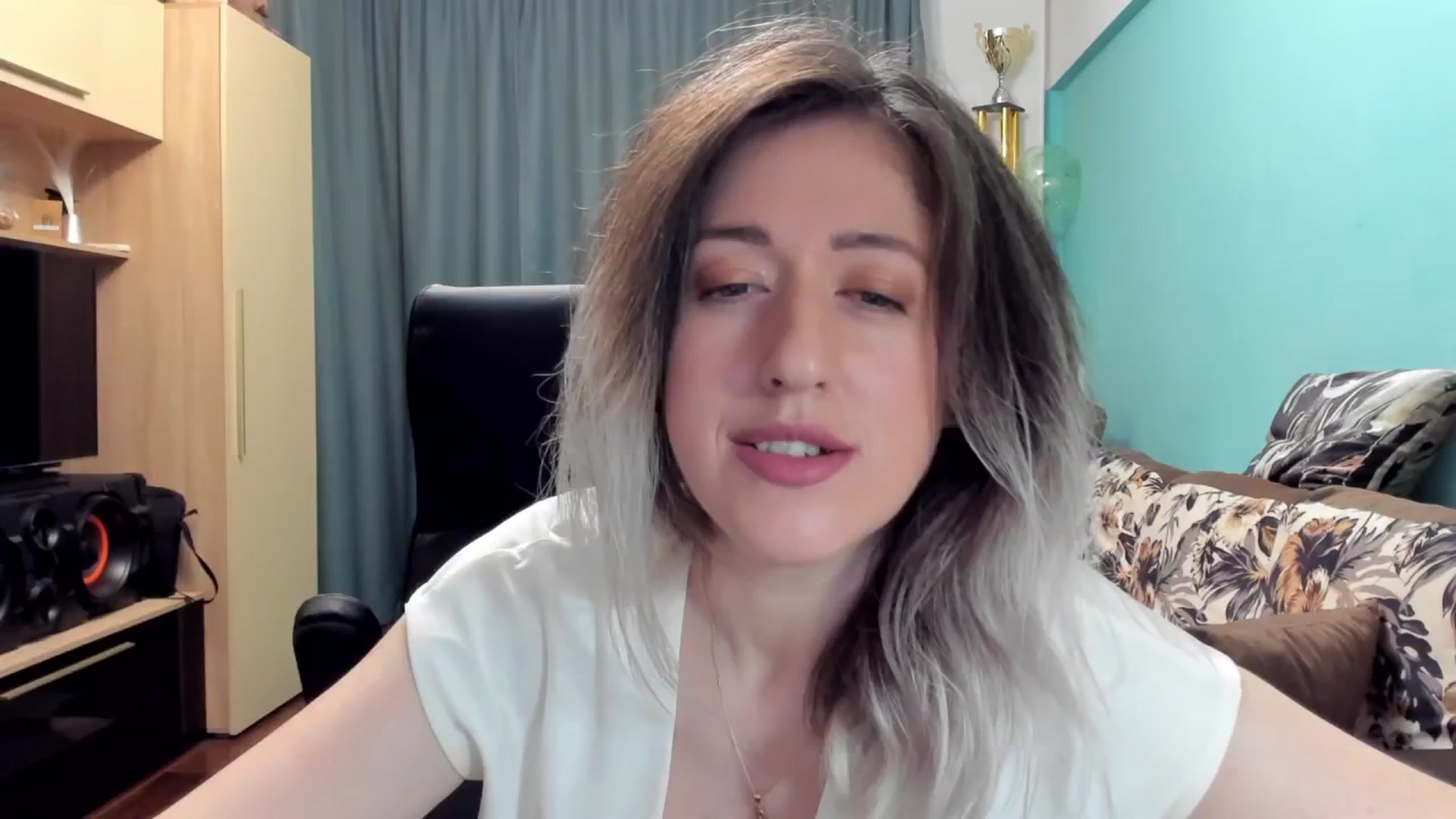Gallery image thumbnail from SweetDelia_'s myfreecams stream on, 10/17/2024, 23:30 image 18 of 20