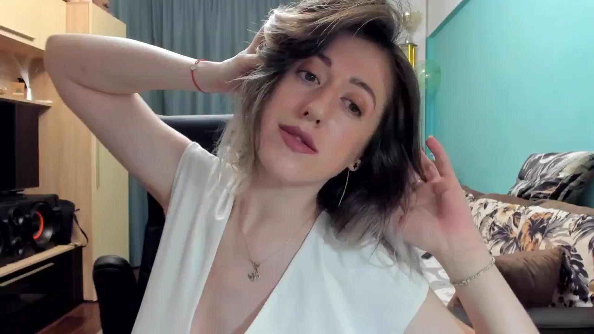 Gallery image thumbnail from SweetDelia_'s myfreecams stream on, 10/17/2024, 23:30 image 1 of 20