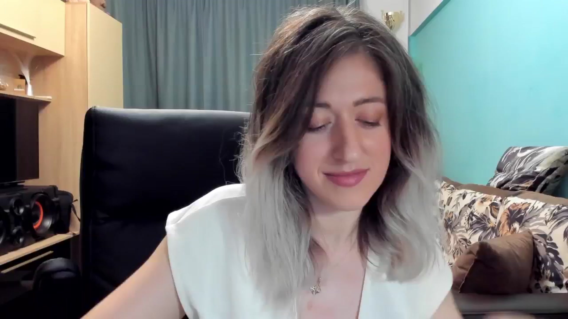 Gallery image thumbnail from SweetDelia_'s myfreecams stream on, 10/18/2024, 02:21 image 12 of 20