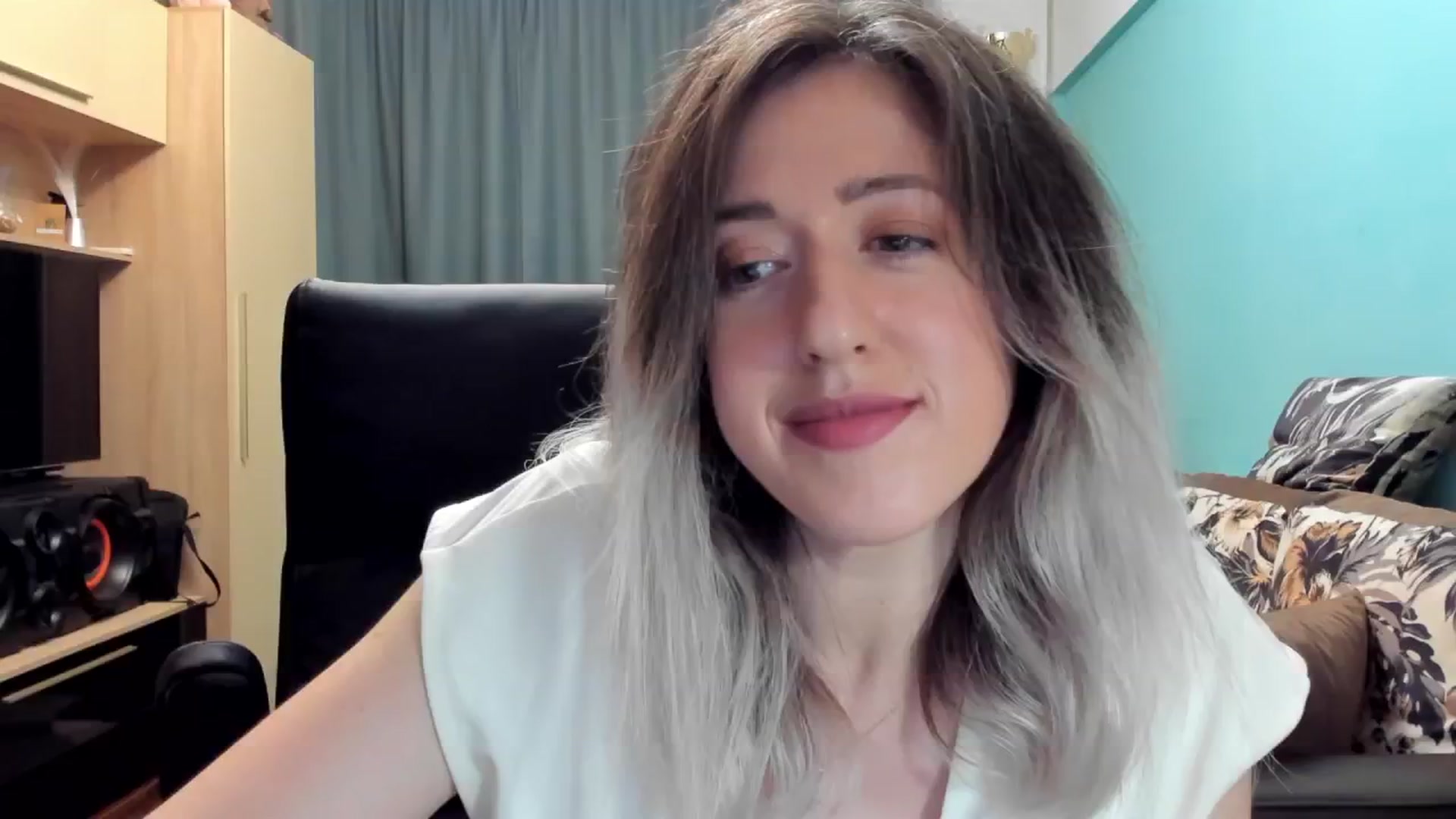 Gallery image thumbnail from SweetDelia_'s myfreecams stream on, 10/18/2024, 02:21 image 14 of 20