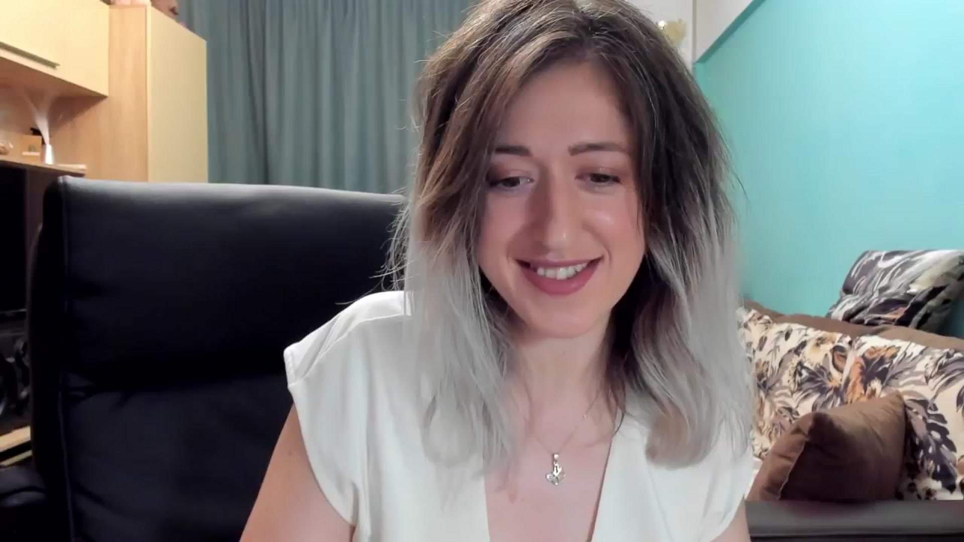 Gallery image thumbnail from SweetDelia_'s myfreecams stream on, 10/18/2024, 02:21 image 5 of 20