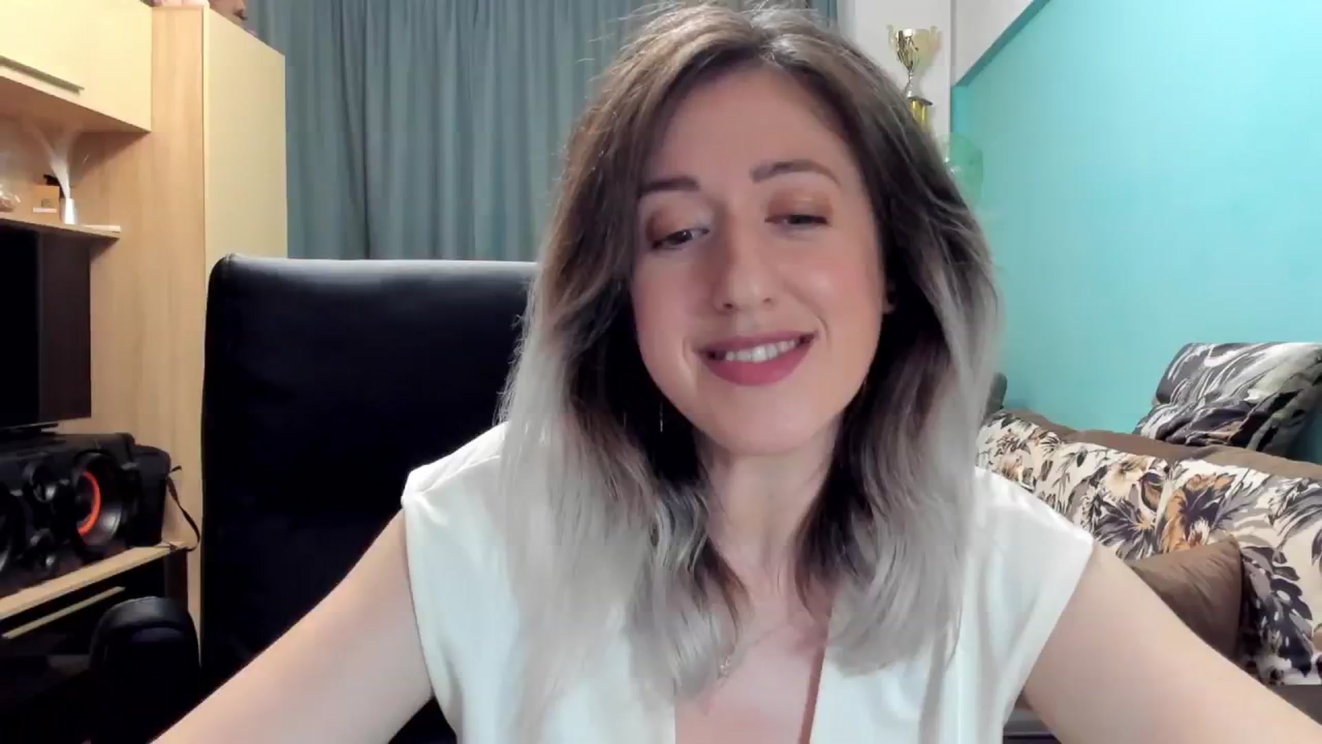 Gallery image thumbnail from SweetDelia_'s myfreecams stream on, 10/18/2024, 02:21 image 16 of 20