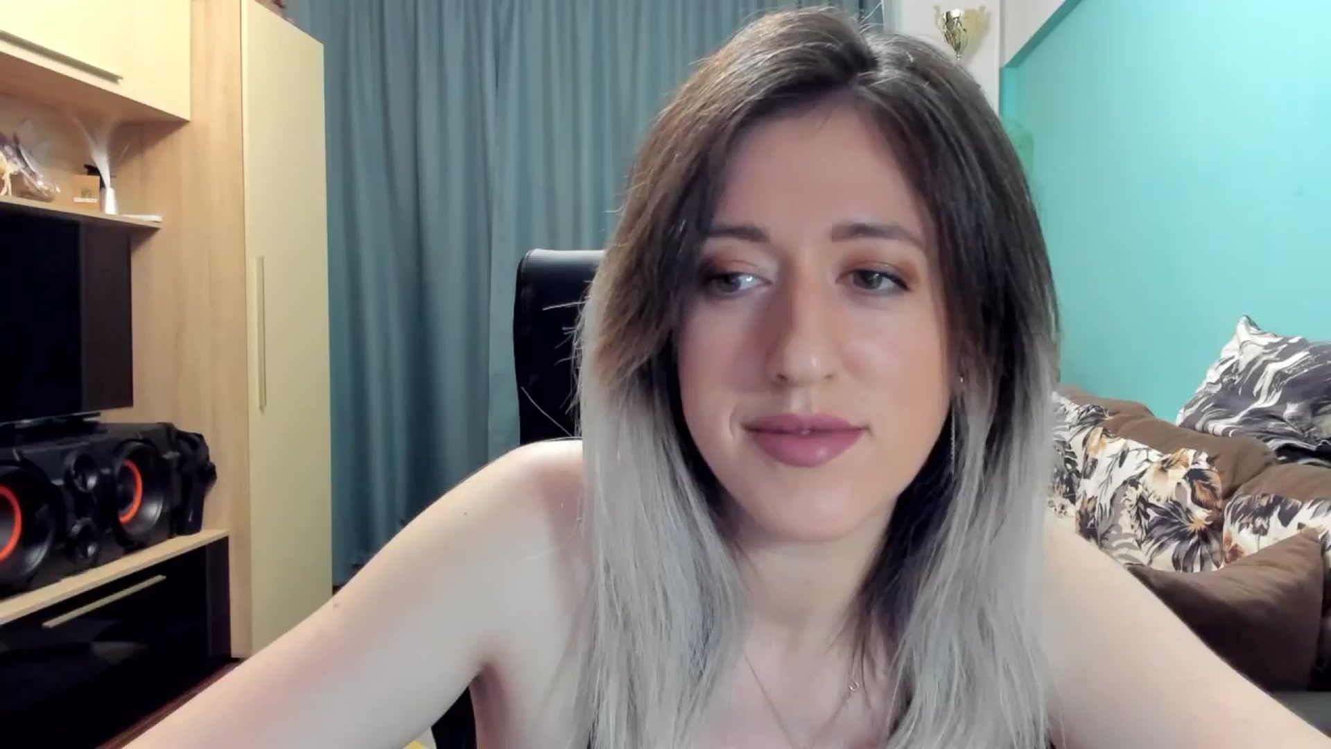 Gallery image thumbnail from SweetDelia_'s myfreecams stream on, 10/19/2024, 23:05 image 6 of 20