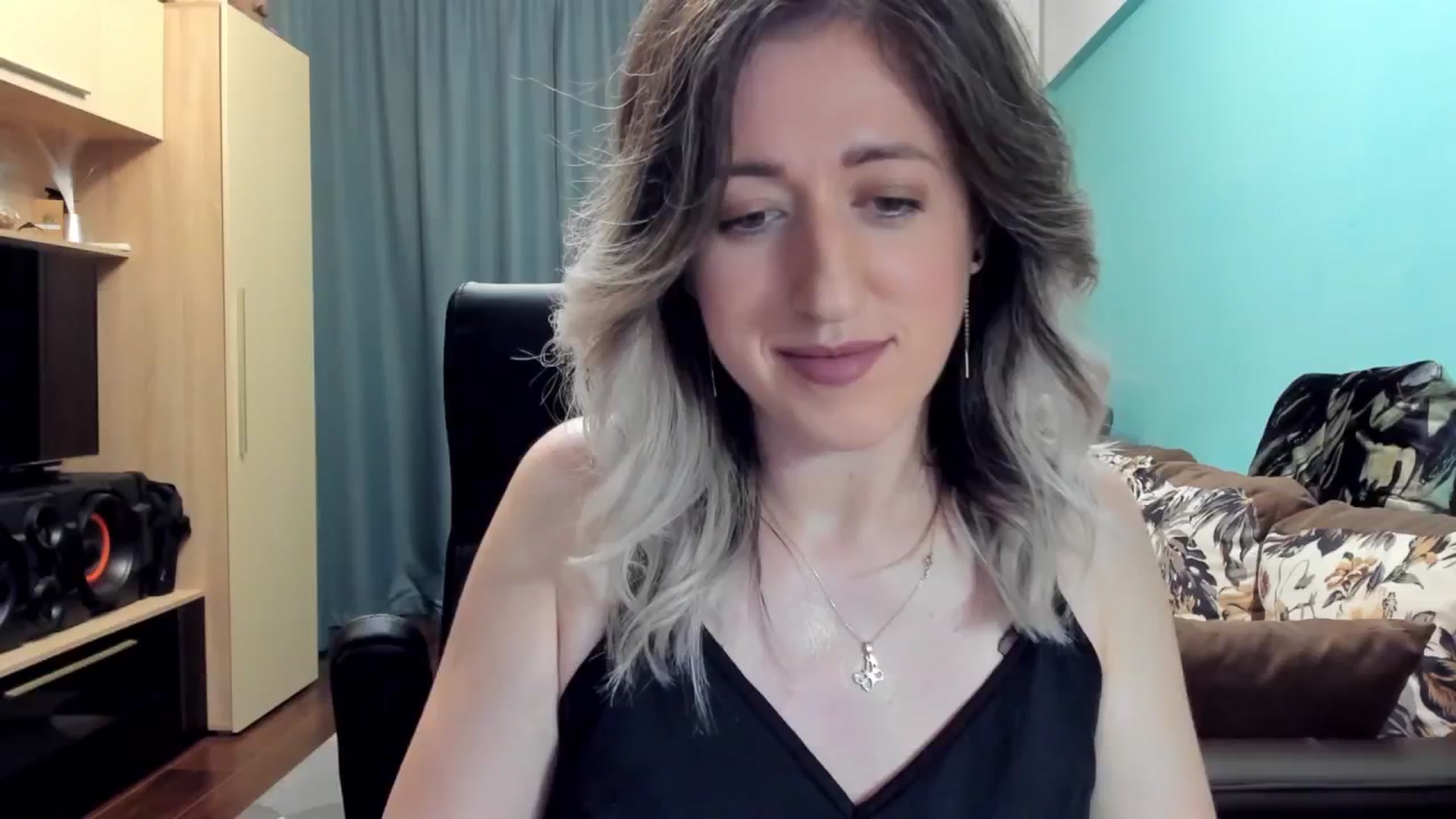 Gallery image thumbnail from SweetDelia_'s myfreecams stream on, 10/20/2024, 22:04 image 7 of 20