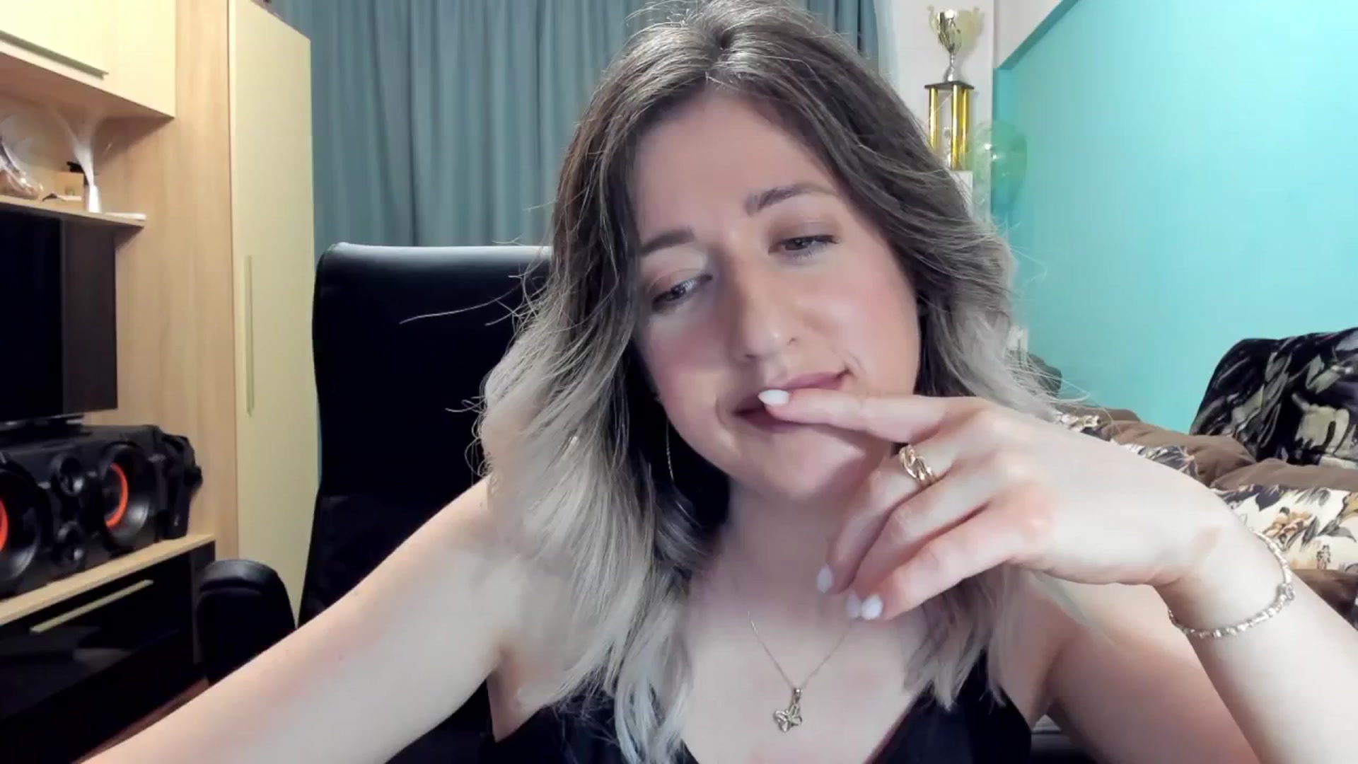 Gallery image thumbnail from SweetDelia_'s myfreecams stream on, 10/21/2024, 24:03 image 3 of 20