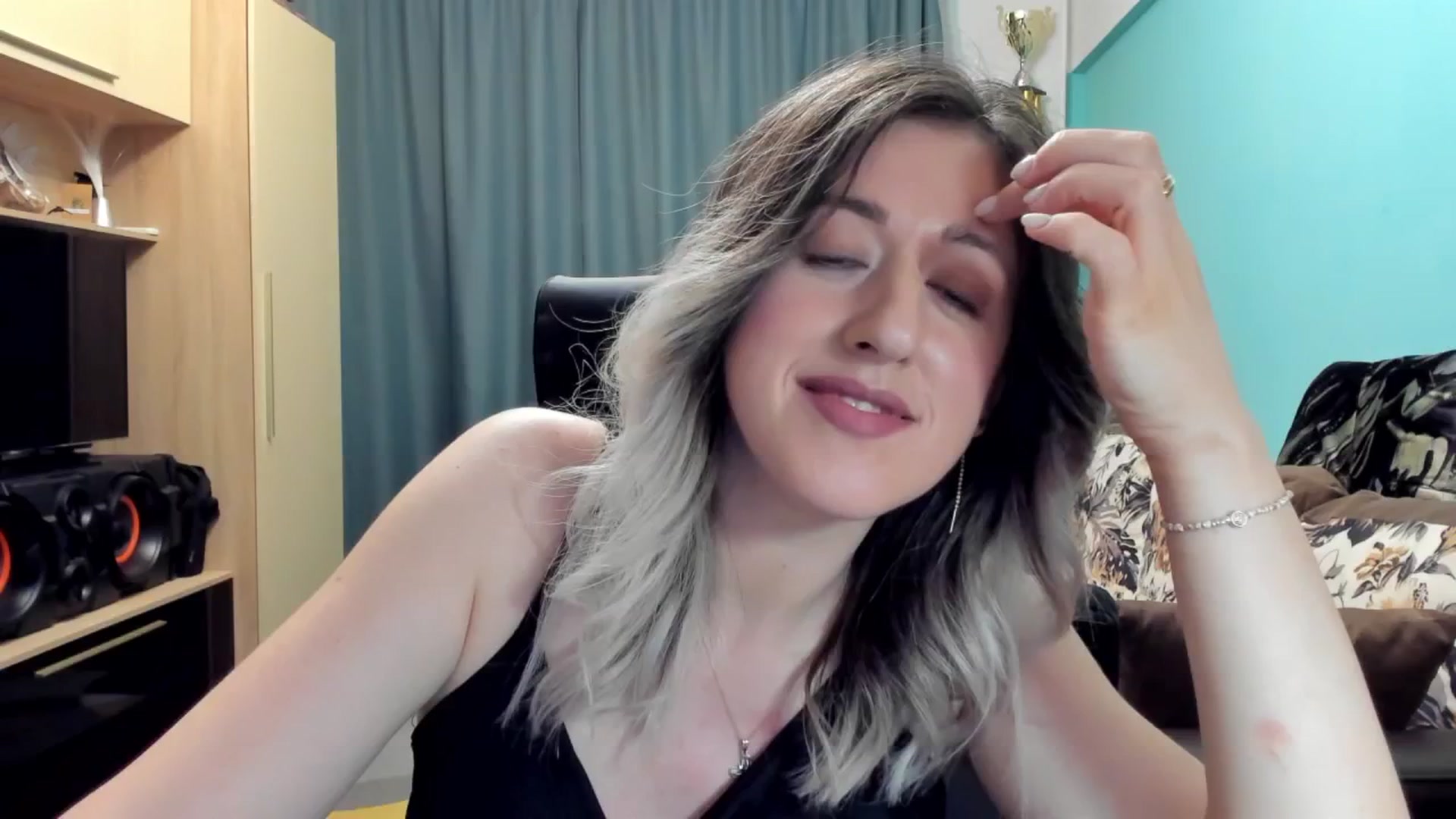 Gallery image thumbnail from SweetDelia_'s myfreecams stream on, 10/21/2024, 01:28 image 11 of 20