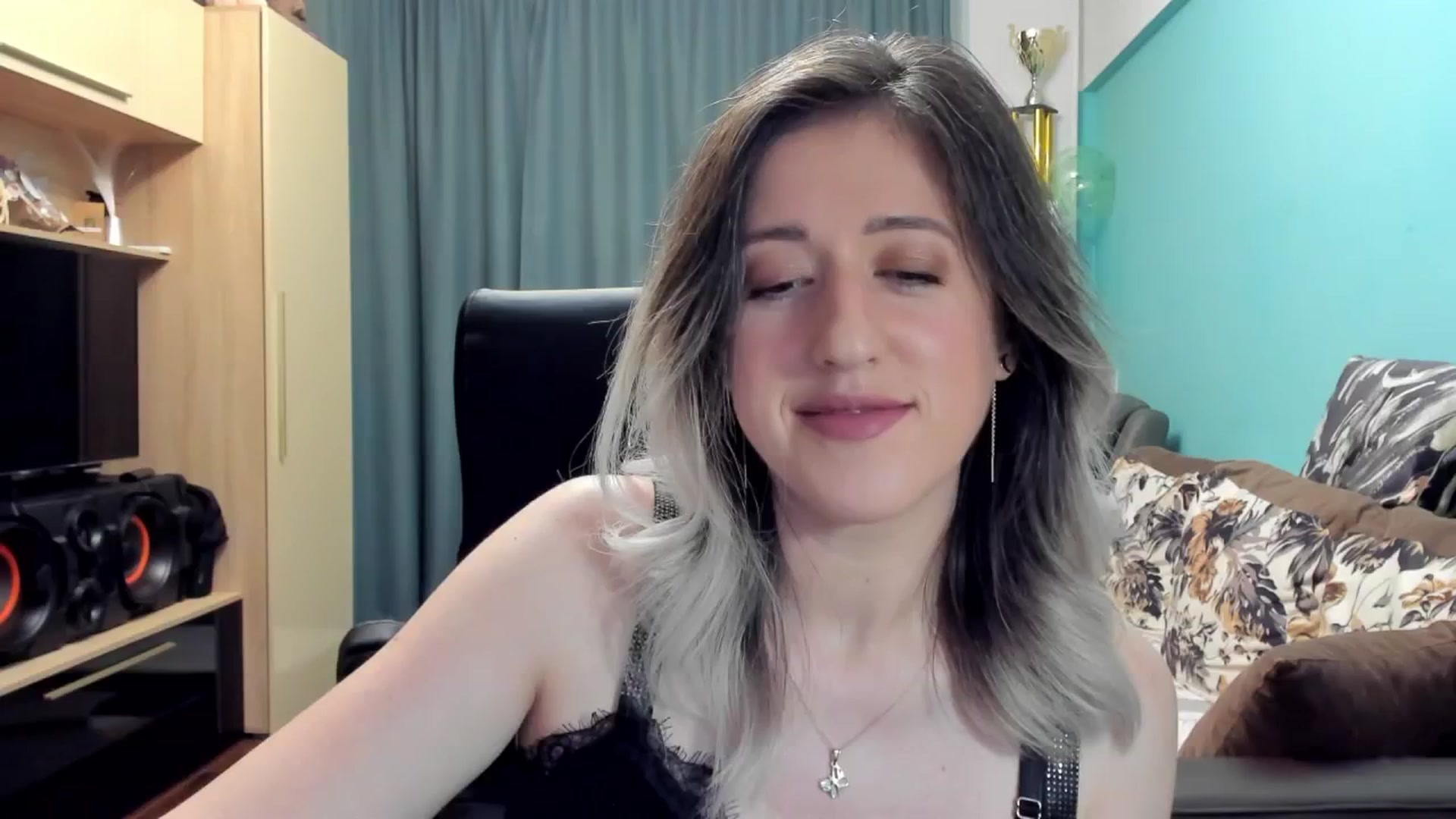 Gallery image thumbnail from SweetDelia_'s myfreecams stream on, 10/21/2024, 22:13 image 16 of 20
