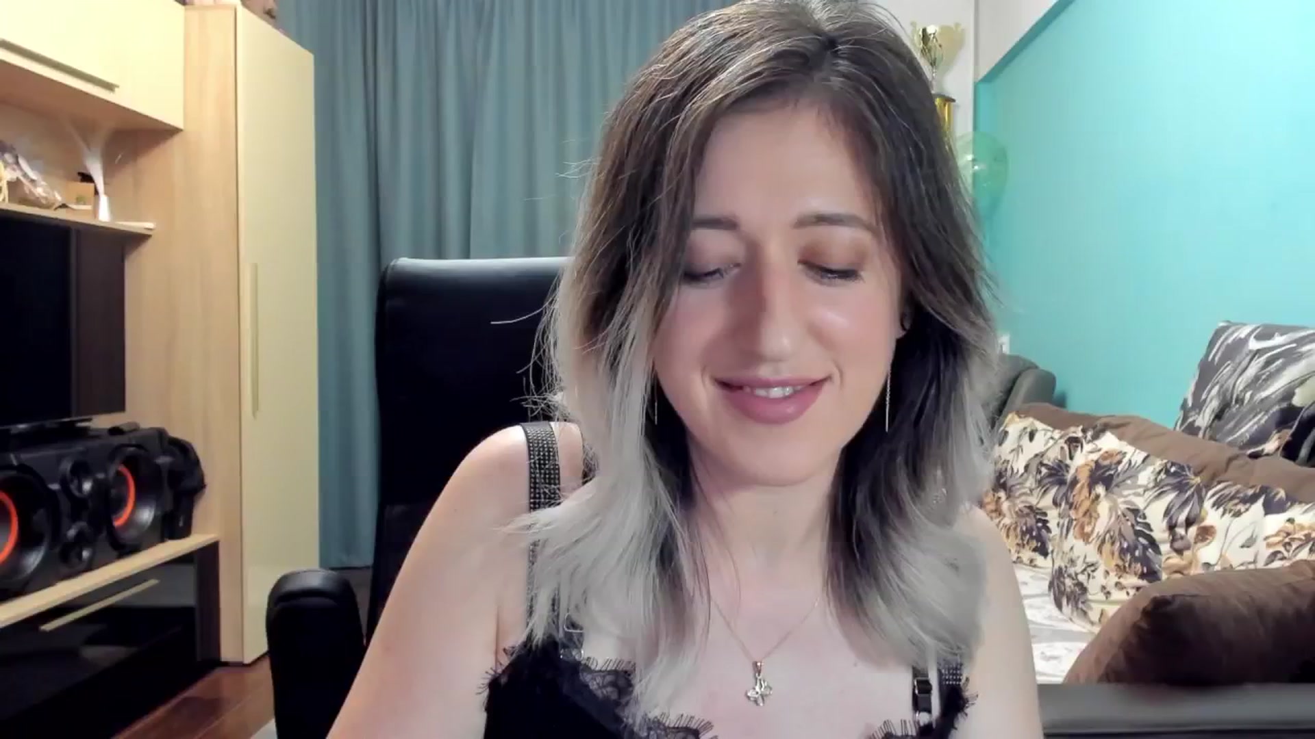 Gallery image thumbnail from SweetDelia_'s myfreecams stream on, 10/21/2024, 22:13 image 10 of 20