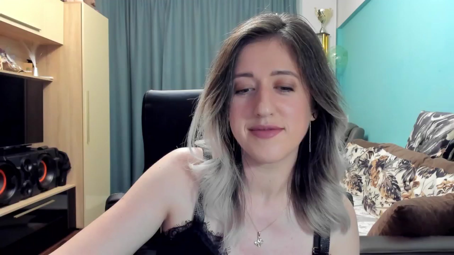 Gallery image thumbnail from SweetDelia_'s myfreecams stream on, 10/21/2024, 22:13 image 17 of 20