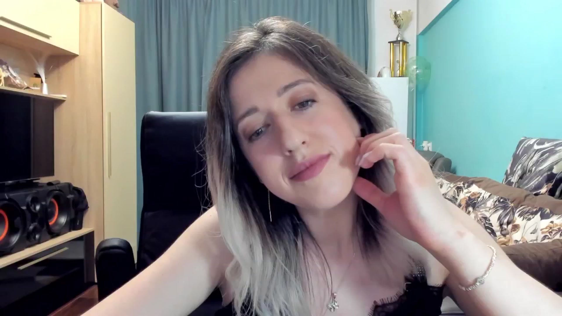 Gallery image thumbnail from SweetDelia_'s myfreecams stream on, 10/21/2024, 23:47 image 11 of 20