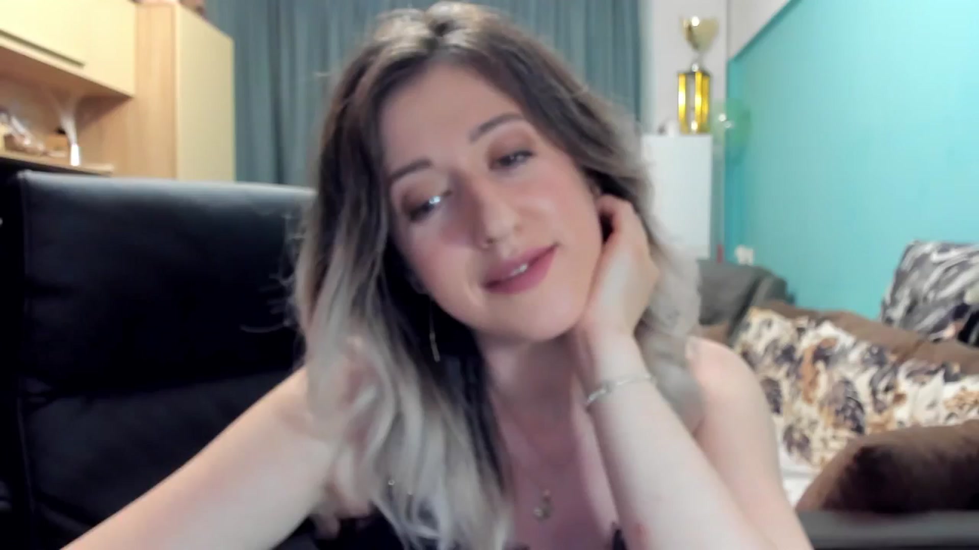 Gallery image thumbnail from SweetDelia_'s myfreecams stream on, 10/22/2024, 24:43 image 15 of 20