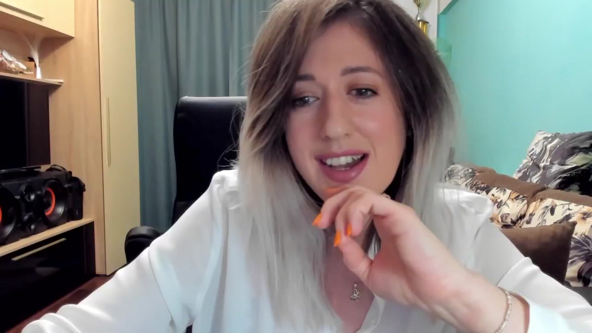 Gallery image thumbnail from SweetDelia_'s myfreecams stream on, 10/29/2024, 23:06 image 18 of 20
