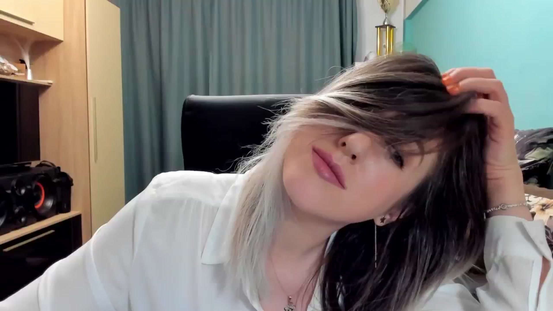 Gallery image thumbnail from SweetDelia_'s myfreecams stream on, 10/30/2024, 03:23 image 17 of 20