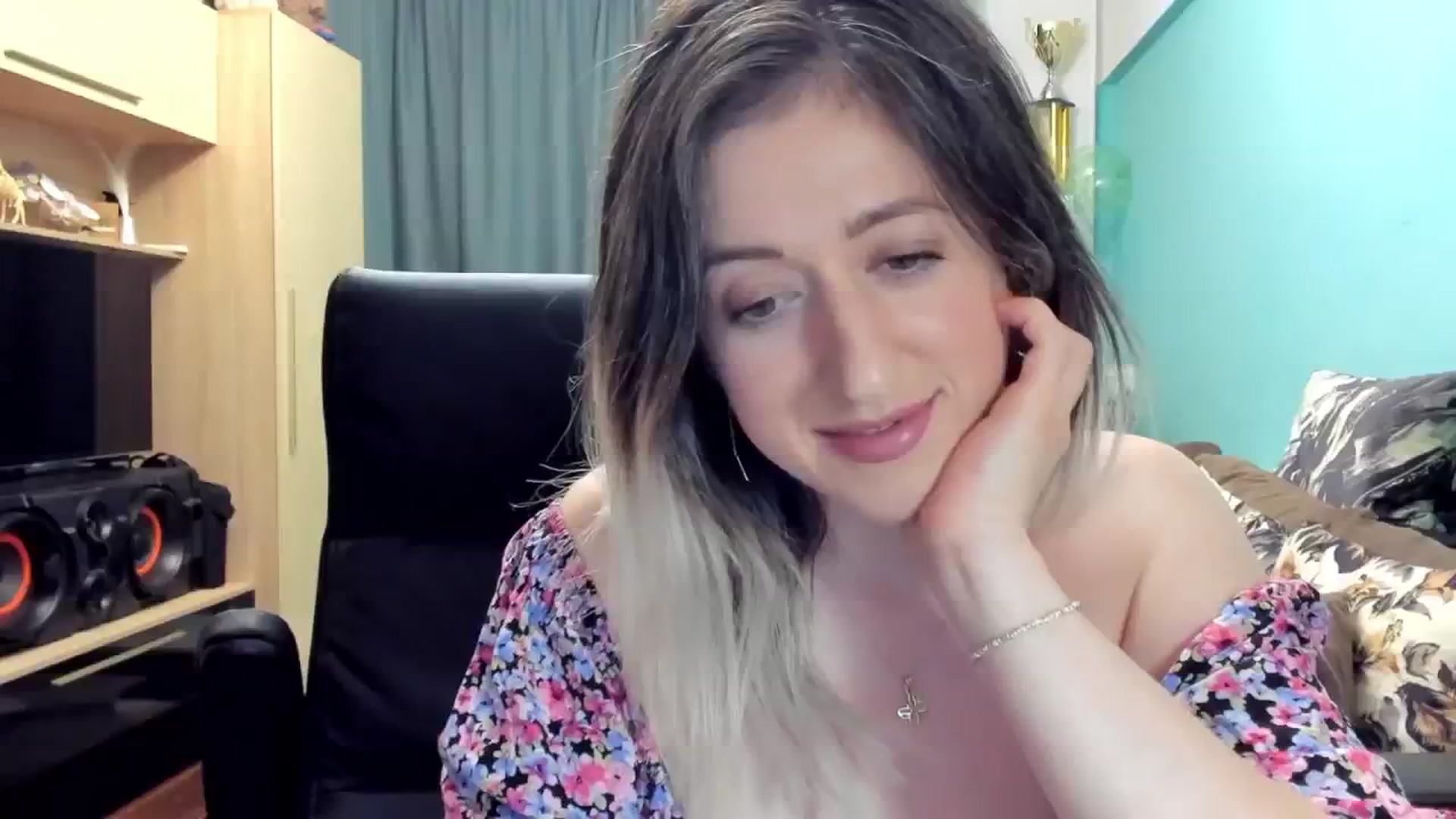 Gallery image thumbnail from SweetDelia_'s myfreecams stream on, 11/06/2024, 01:27 image 10 of 20