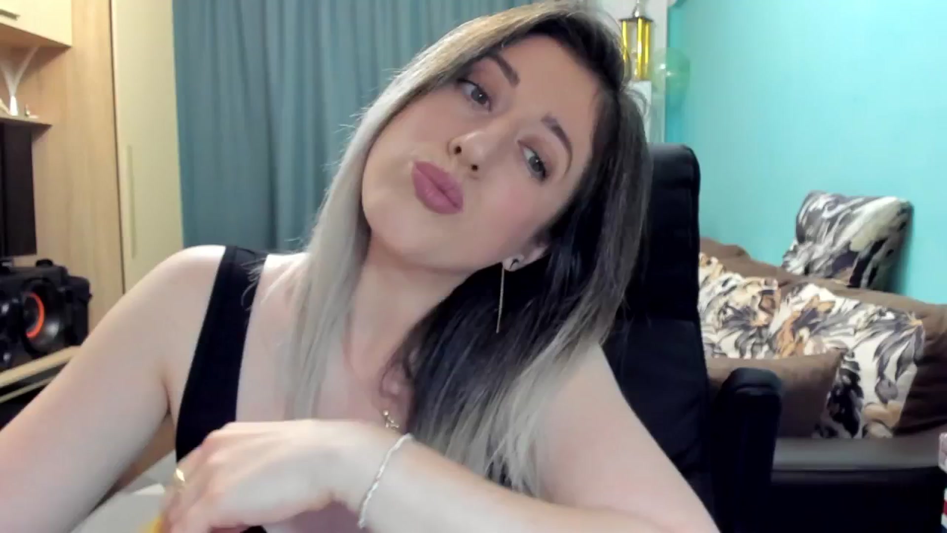Gallery image thumbnail from SweetDelia_'s myfreecams stream on, 11/22/2024, 24:34 image 17 of 20