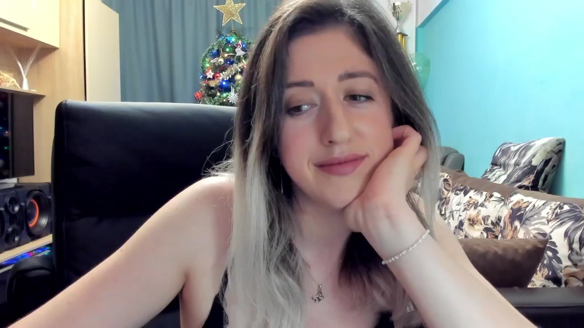 Gallery image thumbnail from SweetDelia_'s myfreecams stream on, 11/29/2024, 01:15 image 14 of 20