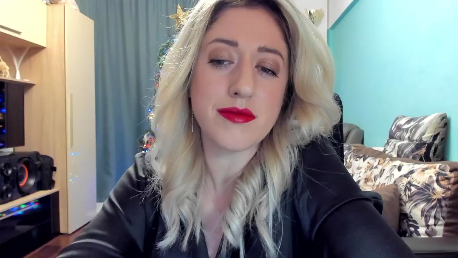 Gallery image thumbnail from SweetDelia_'s myfreecams stream on, 12/25/2024, 01:50 image 10 of 20