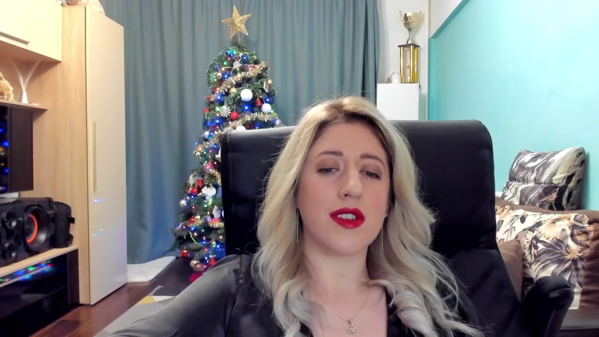 Gallery image thumbnail from SweetDelia_'s myfreecams stream on, 12/25/2024, 01:50 image 12 of 20