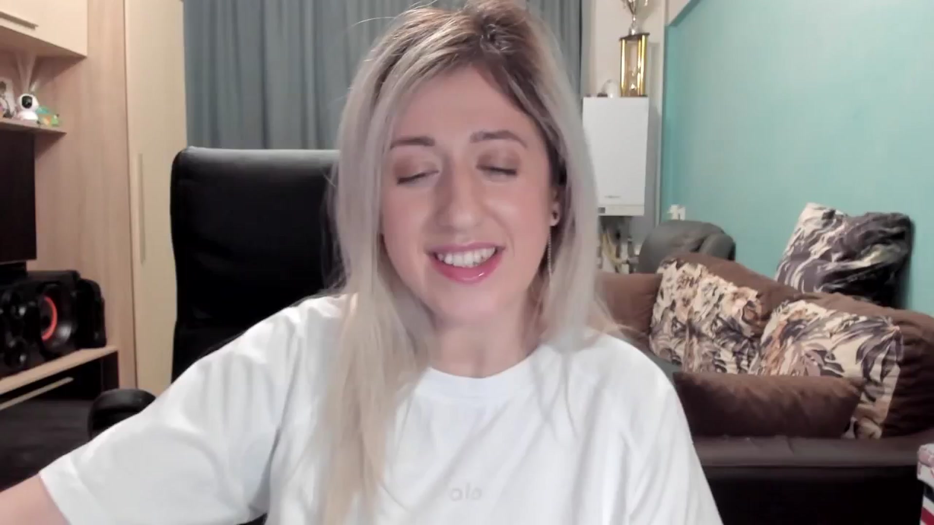 Gallery image thumbnail from SweetDelia_'s myfreecams stream on, 02/19/2026, 02:20 image 1 of 20