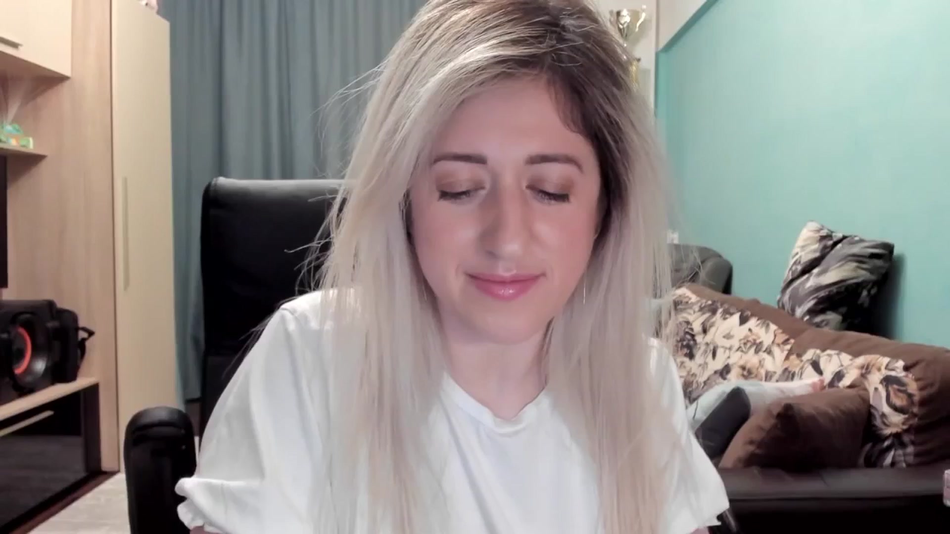 Gallery image thumbnail from SweetDelia_'s myfreecams stream on, 03/17/2026, 03:44 image 17 of 20