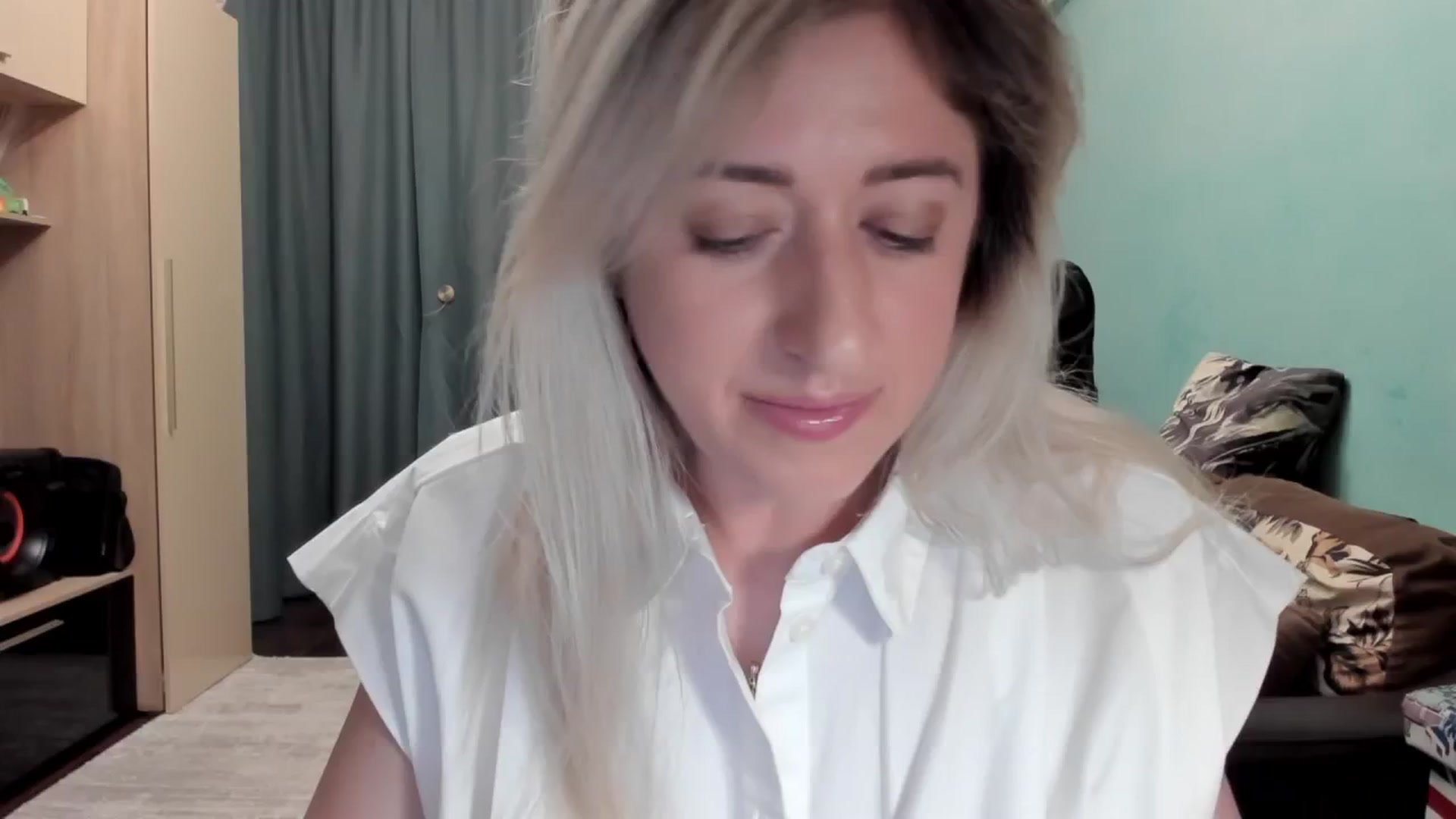 Gallery image thumbnail from SweetDelia_'s myfreecams stream on, 04/15/2026, 02:22 image 13 of 20