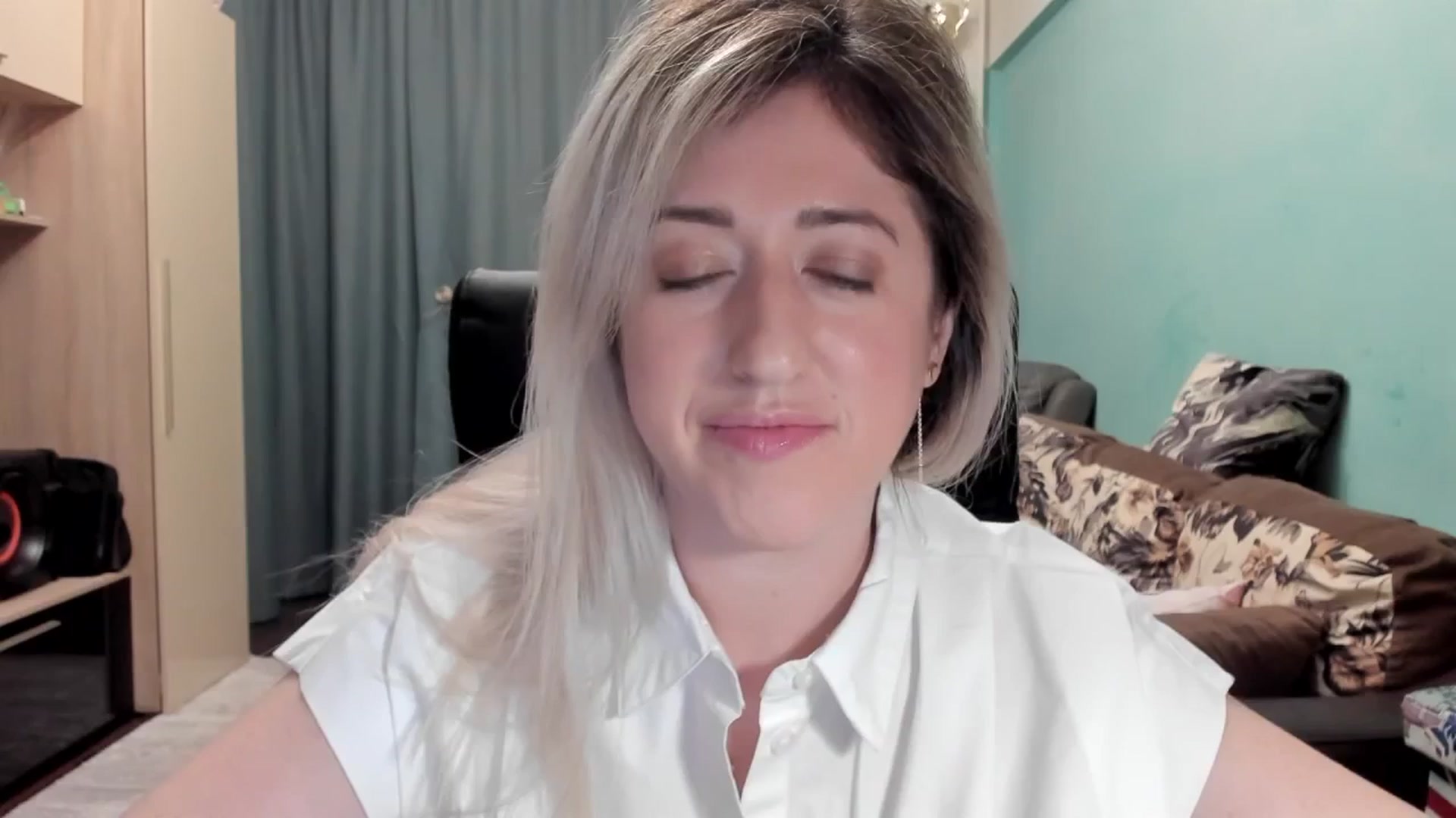 Gallery image thumbnail from SweetDelia_'s myfreecams stream on, 04/15/2026, 02:22 image 15 of 20