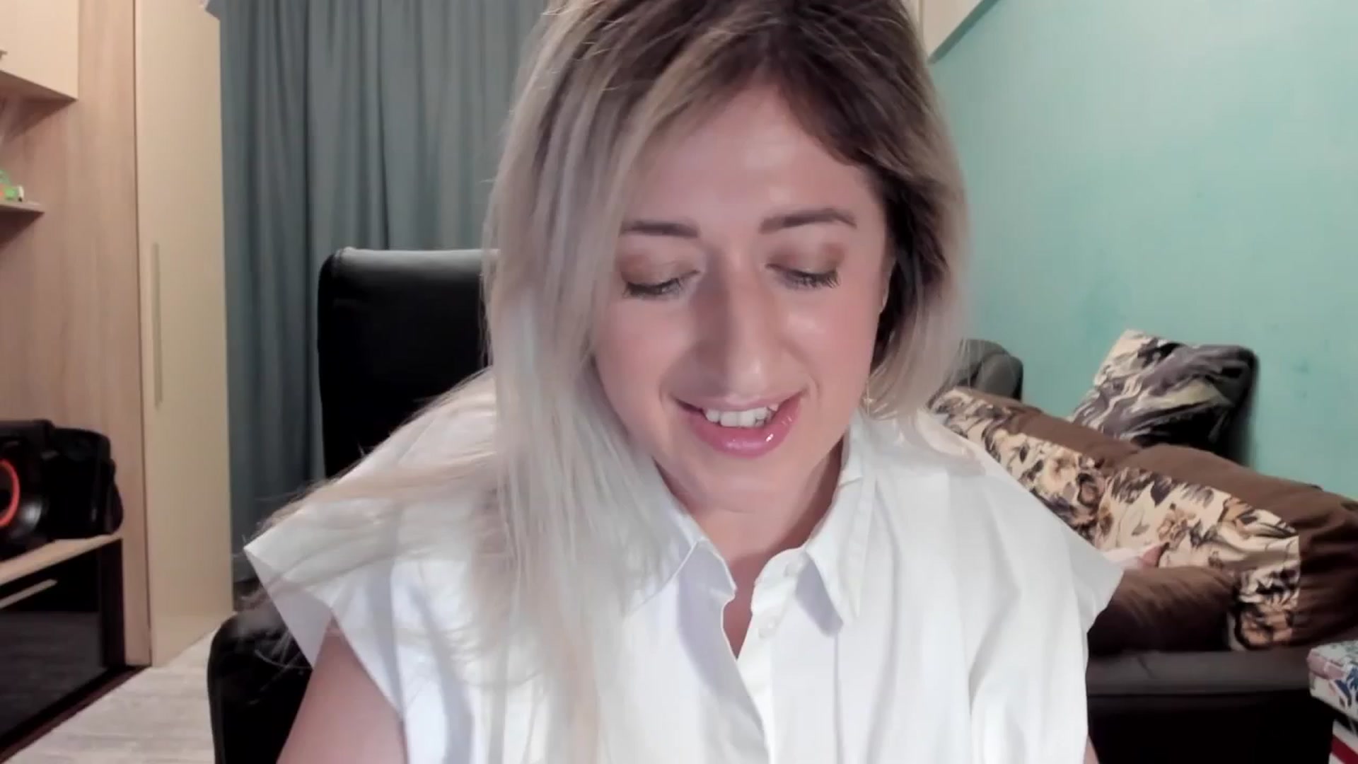 Gallery image thumbnail from SweetDelia_'s myfreecams stream on, 04/15/2026, 02:22 image 16 of 20