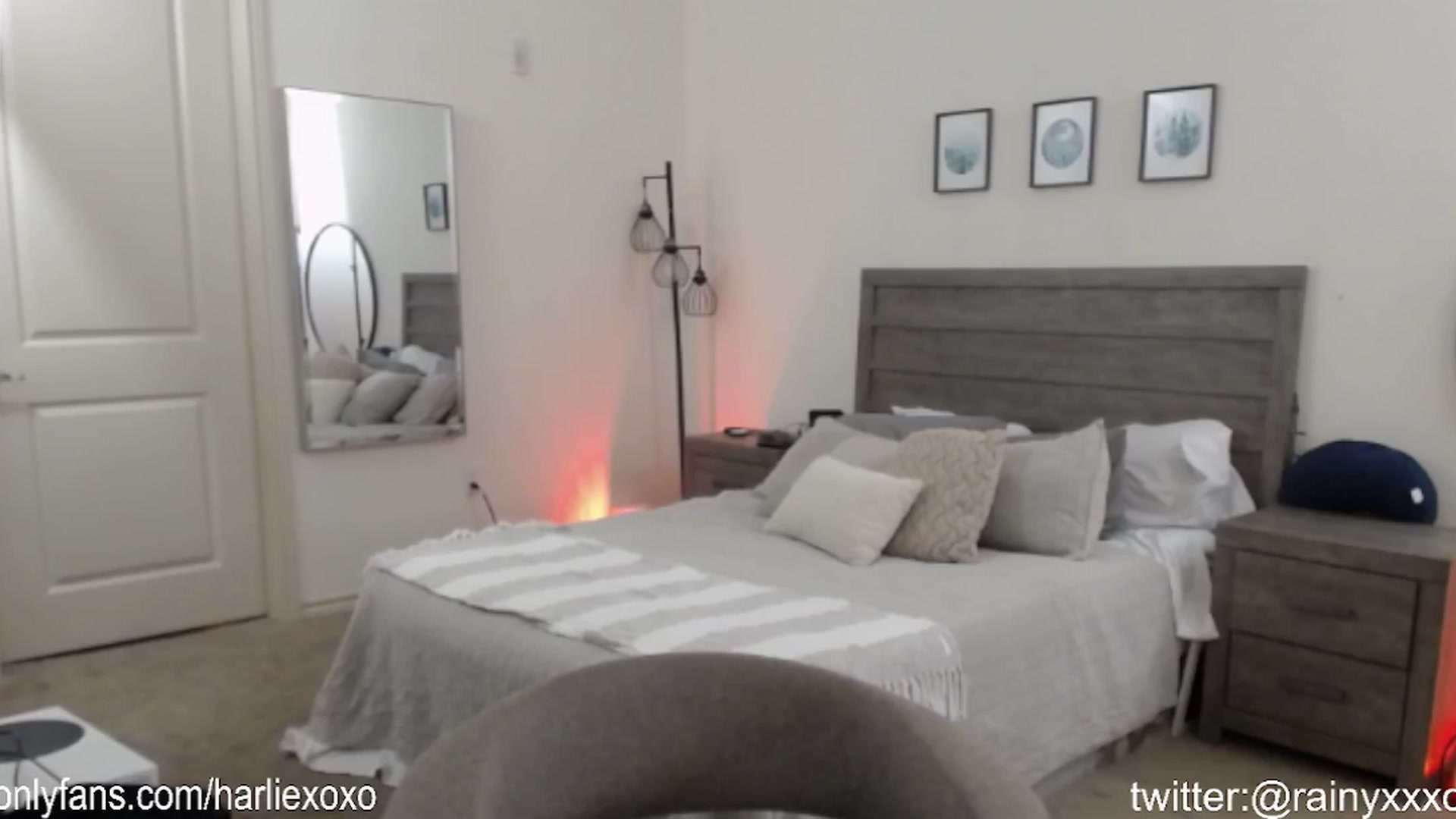 Gallery image thumbnail from SweetHarlie's myfreecams stream on, 03/25/2024, 19:07 image 17 of 20