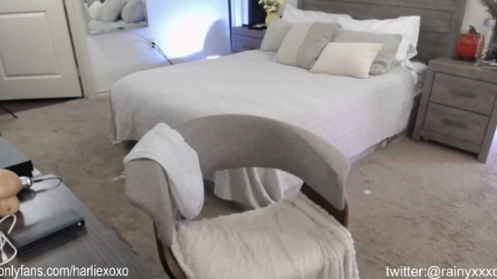 Gallery image thumbnail from SweetHarlie's myfreecams stream on, 10/30/2024, 21:32 image 16 of 20