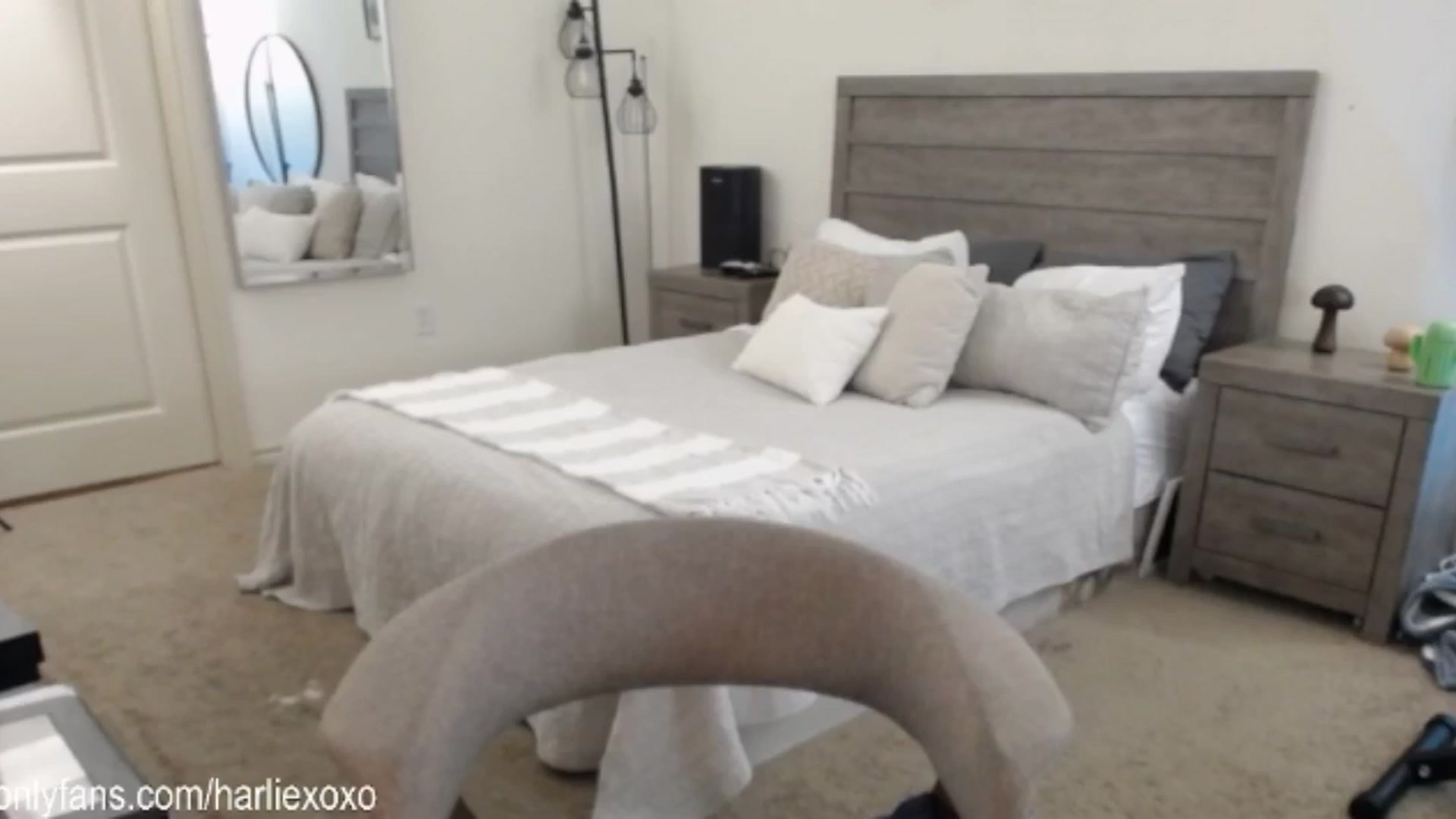 Gallery image thumbnail from SweetHarlie's myfreecams stream on, 01/16/2025, 24:17 image 19 of 20