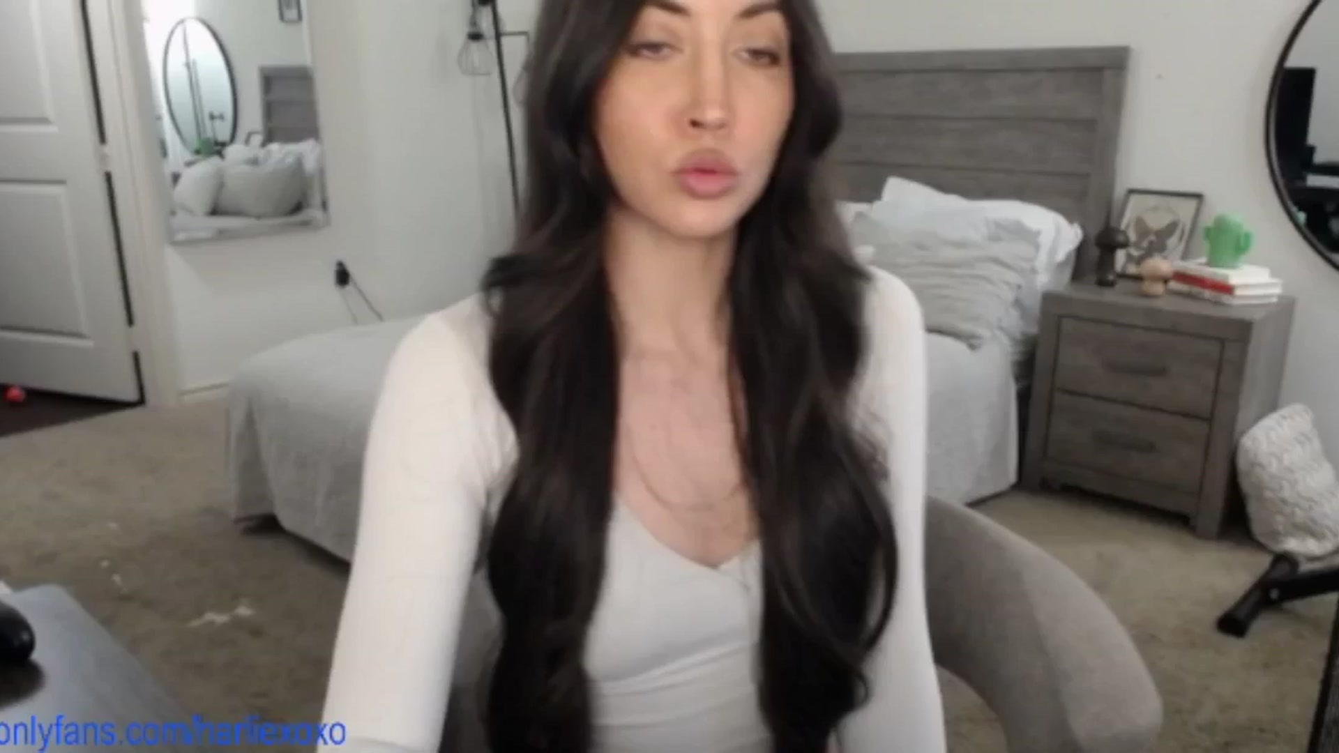 Gallery image thumbnail from SweetHarlie's myfreecams stream on, 04/22/2025, 20:51 image 9 of 20