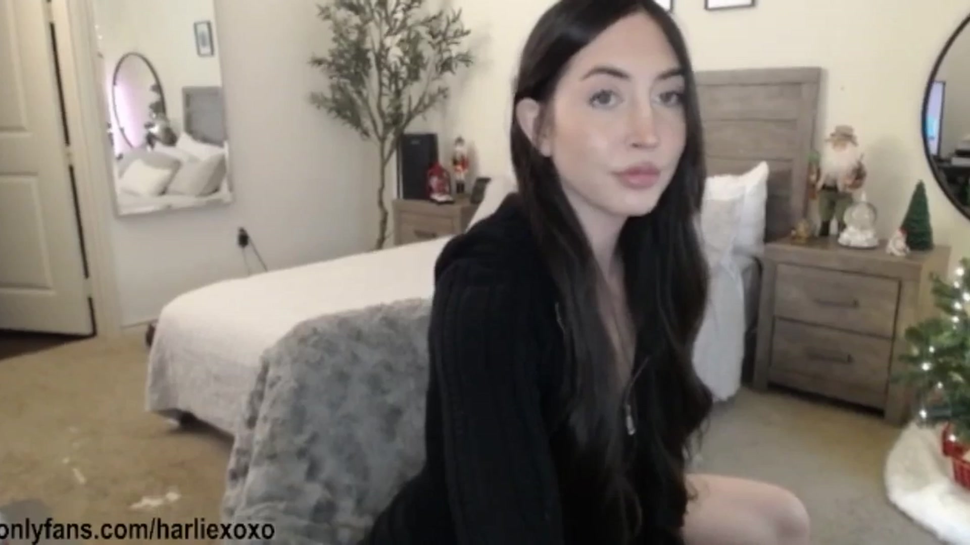 Gallery image thumbnail from SweetHarlie's myfreecams stream on, 12/03/2025, 23:06 image 10 of 20