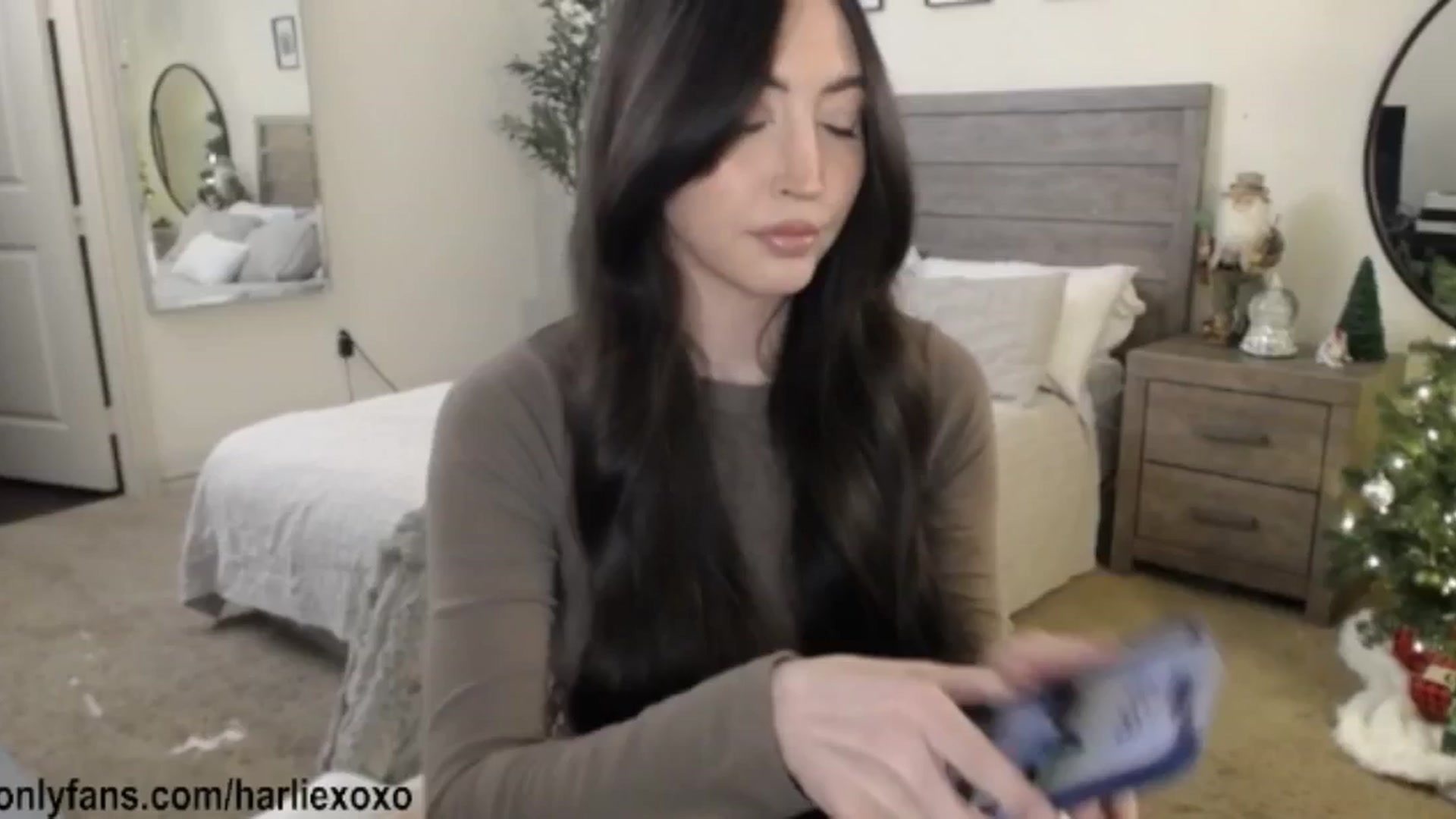 Gallery image thumbnail from SweetHarlie's myfreecams stream on, 12/15/2025, 24:53 image 1 of 20