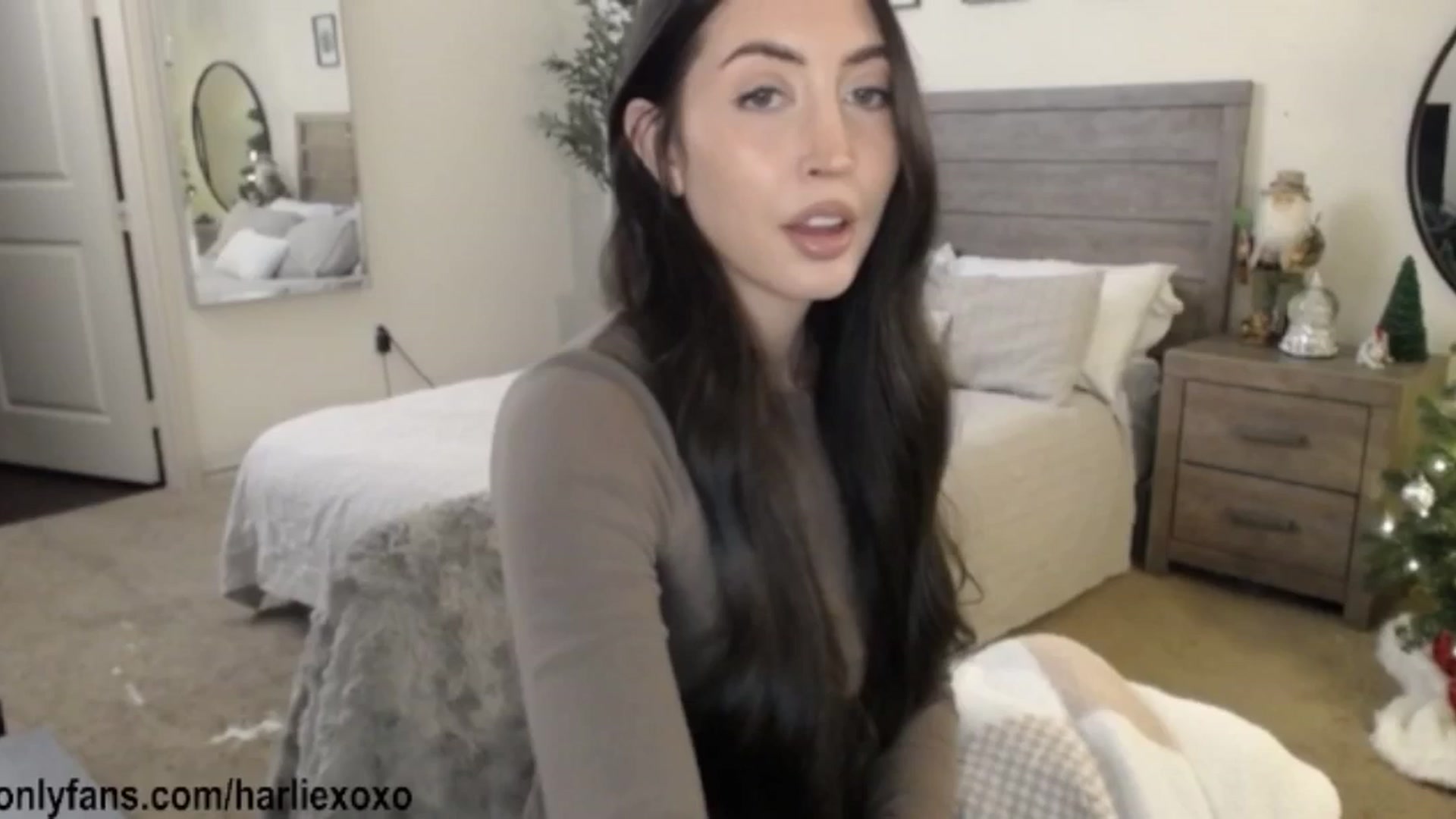 Gallery image thumbnail from SweetHarlie's myfreecams stream on, 12/15/2025, 24:53 image 4 of 20