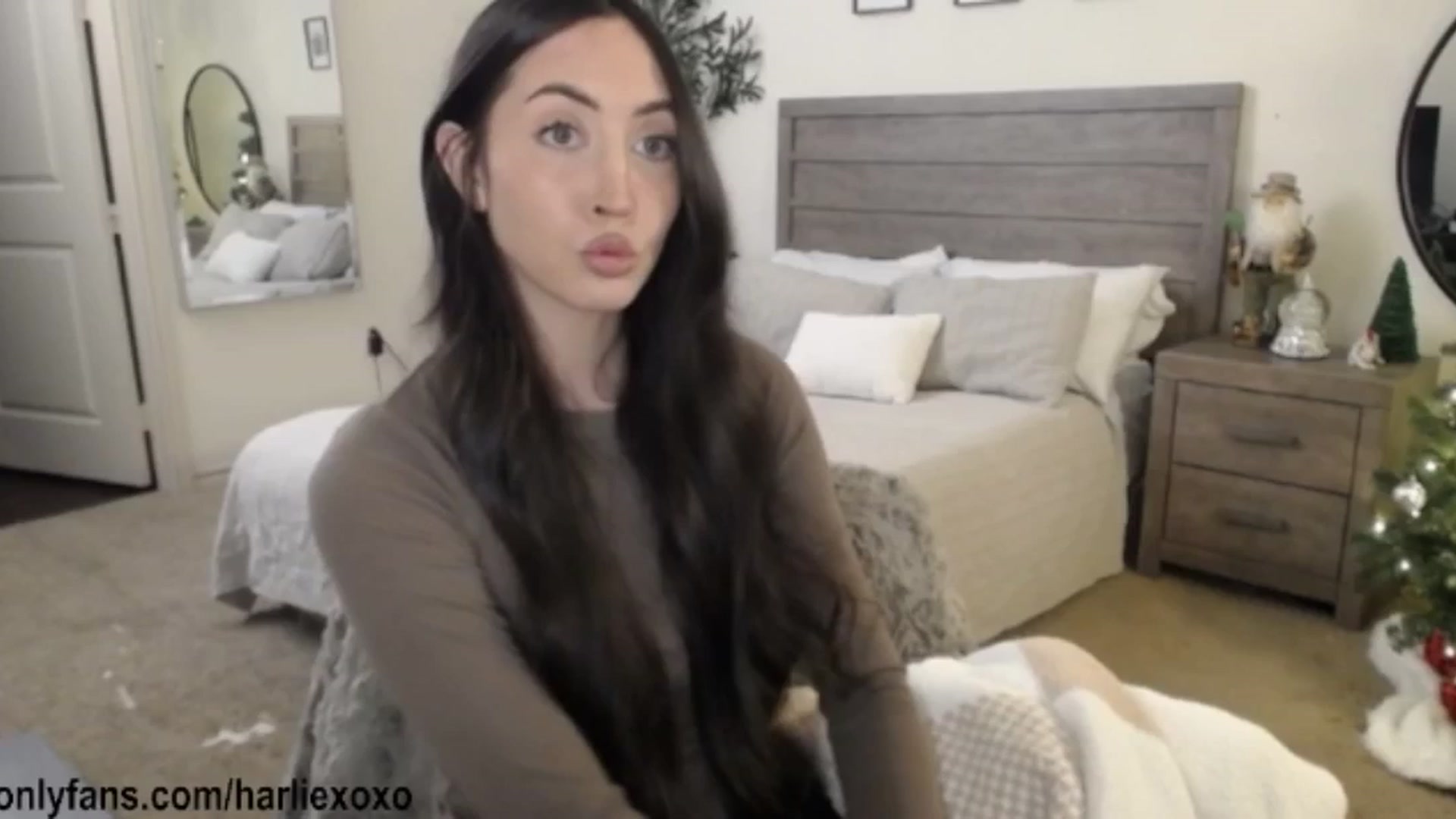 Gallery image thumbnail from SweetHarlie's myfreecams stream on, 12/15/2025, 24:53 image 6 of 20