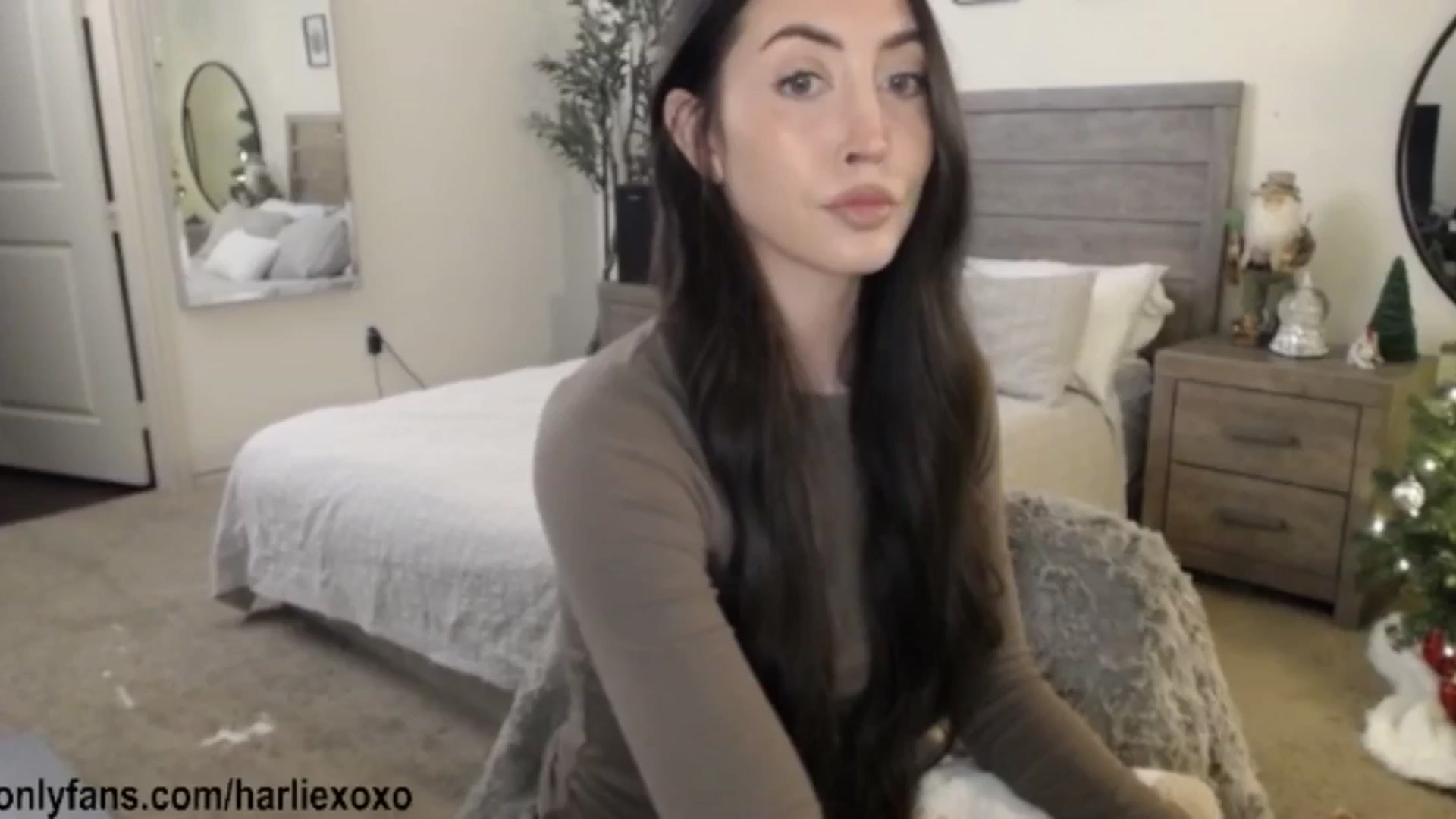 Gallery image thumbnail from SweetHarlie's myfreecams stream on, 12/15/2025, 24:53 image 3 of 20