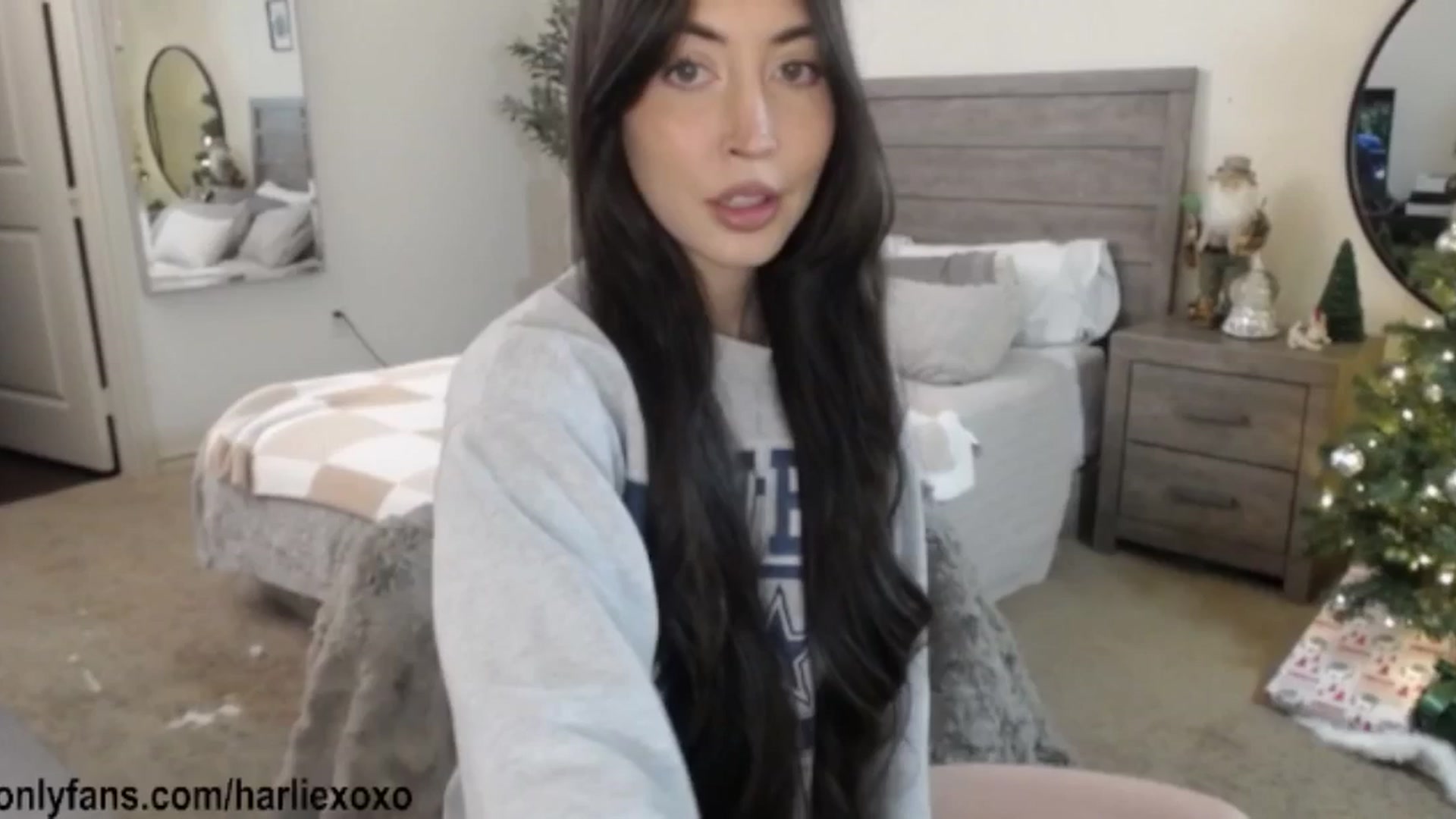 Gallery image thumbnail from SweetHarlie's myfreecams stream on, 12/19/2025, 23:28 image 1 of 20