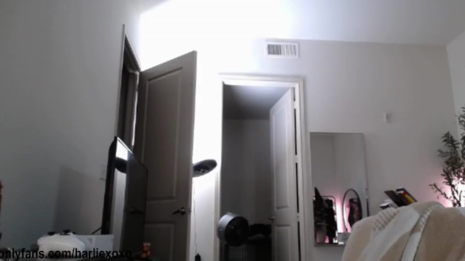 Gallery image thumbnail from SweetHarlie's myfreecams stream on, 07/28/2026, 02:57 image 3 of 20