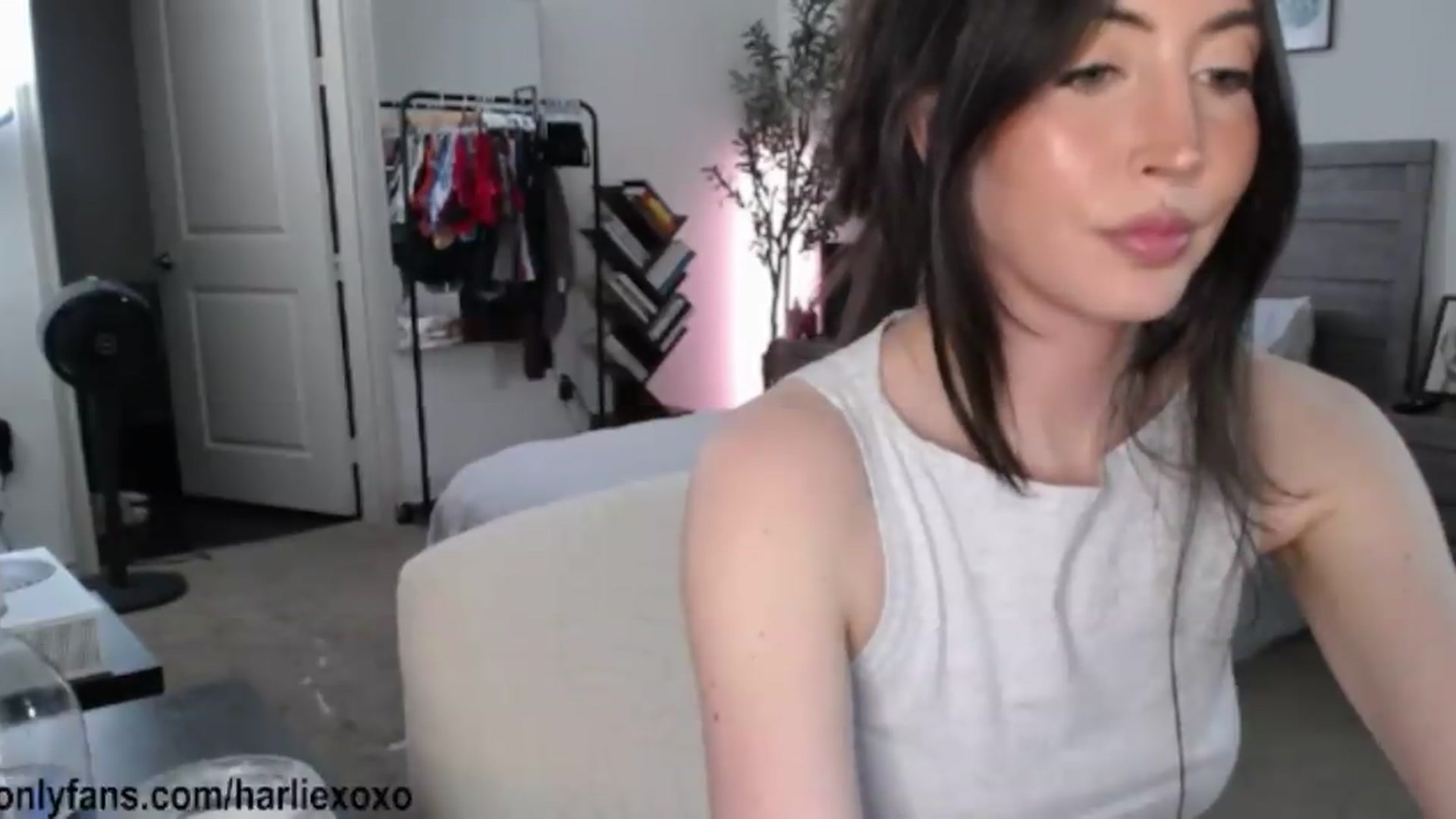 Gallery image thumbnail from SweetHarlie's myfreecams stream on, 08/06/2026, 04:17 image 3 of 20