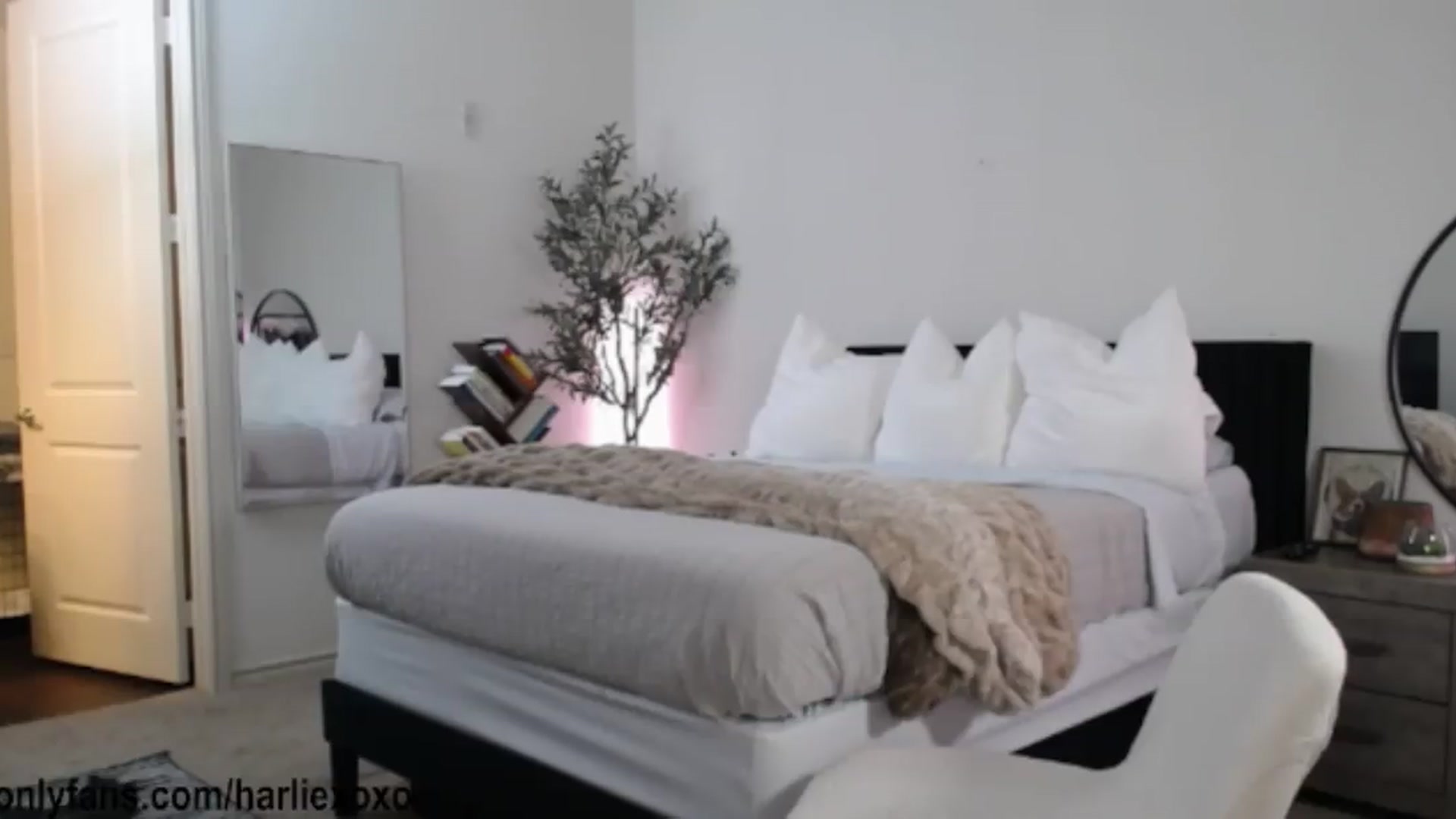 Gallery image thumbnail from SweetHarlie's myfreecams stream on, 09/12/2026, 03:38 image 15 of 20