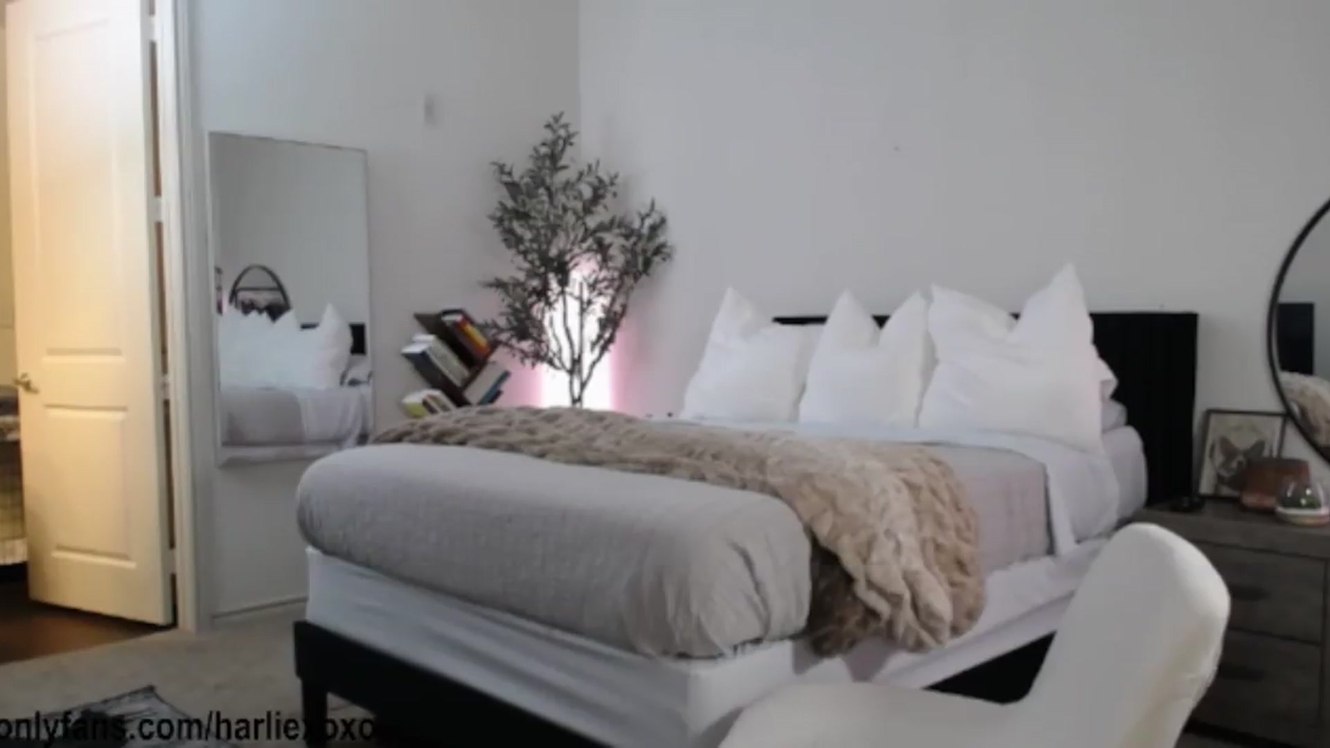 Gallery image thumbnail from SweetHarlie's myfreecams stream on, 09/12/2026, 03:38 image 17 of 20