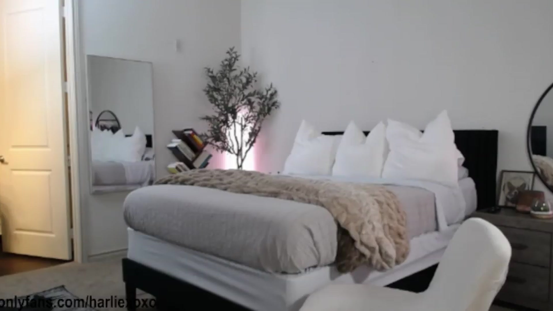 Gallery image thumbnail from SweetHarlie's myfreecams stream on, 09/12/2026, 03:38 image 19 of 20