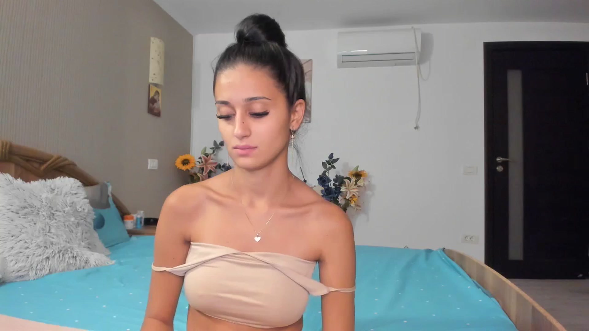 Gallery image thumbnail from SweetKellsey's myfreecams stream on, 10/02/2023, 22:14 image 8 of 20