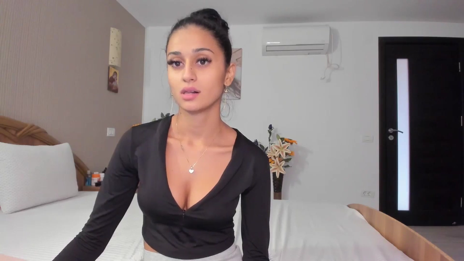 Gallery image thumbnail from SweetKellsey's myfreecams stream on, 10/10/2023, 13:36 image 7 of 20