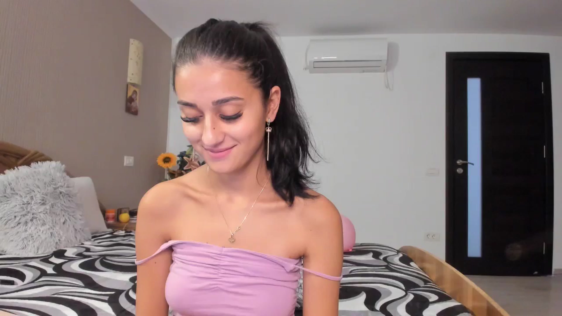 Gallery image thumbnail from SweetKellsey's myfreecams stream on, 12/05/2023, 10:28 image 20 of 20